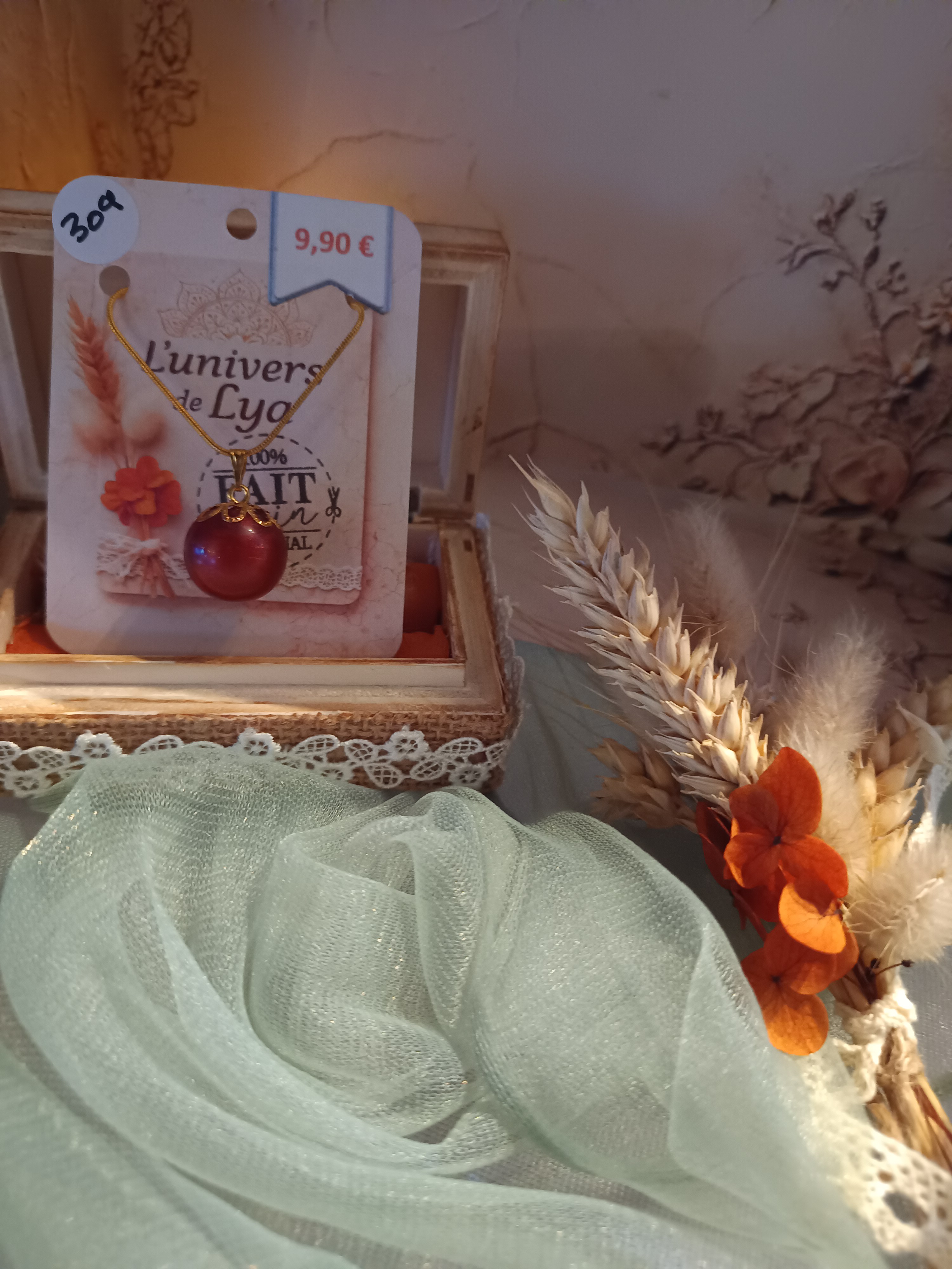 Collier artisanal globe rouge et doré – Bijou bohème élégant fait main