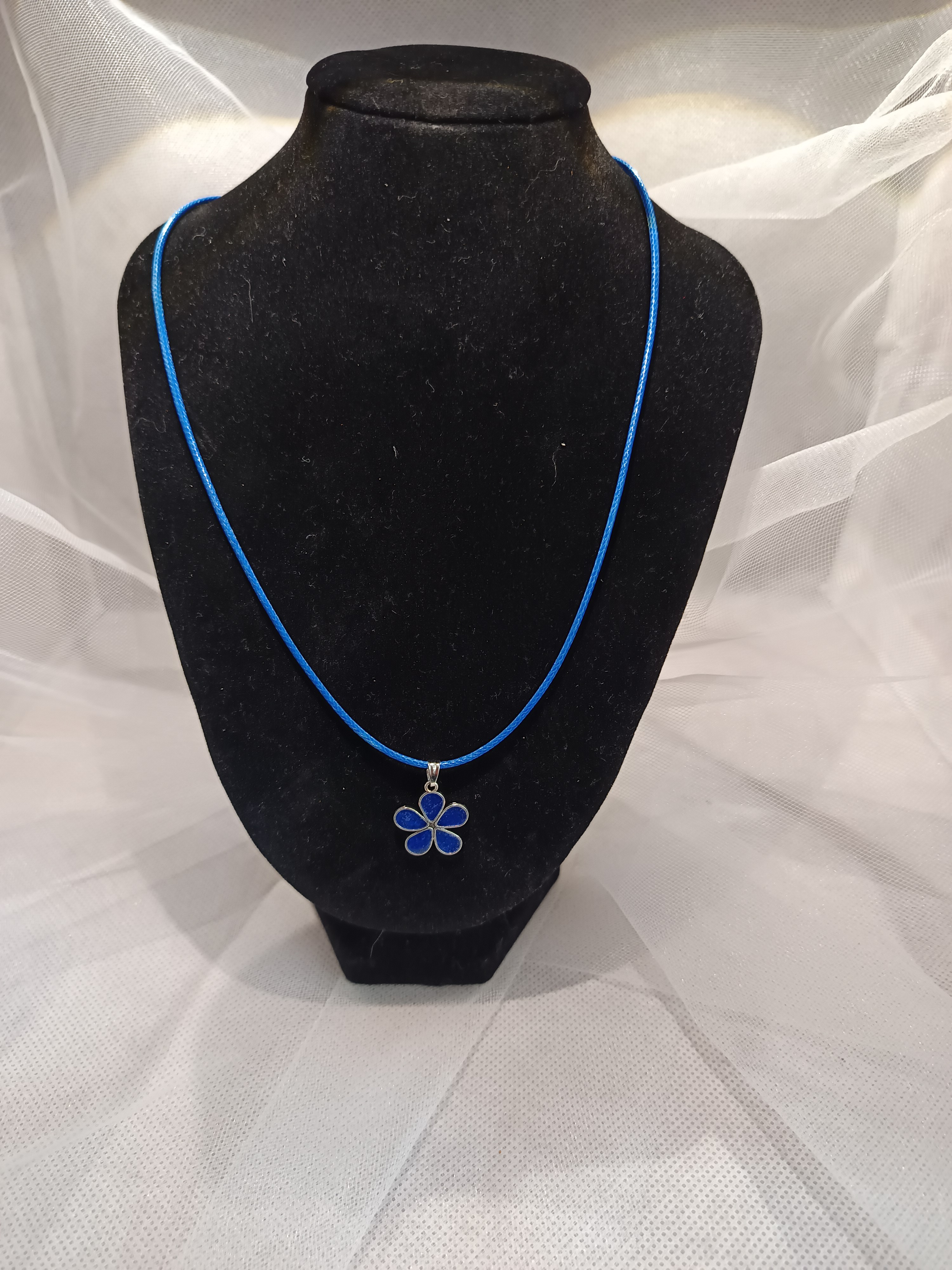 Collier fleur blanche sur cordon – Bijou délicat et élégant au style naturel