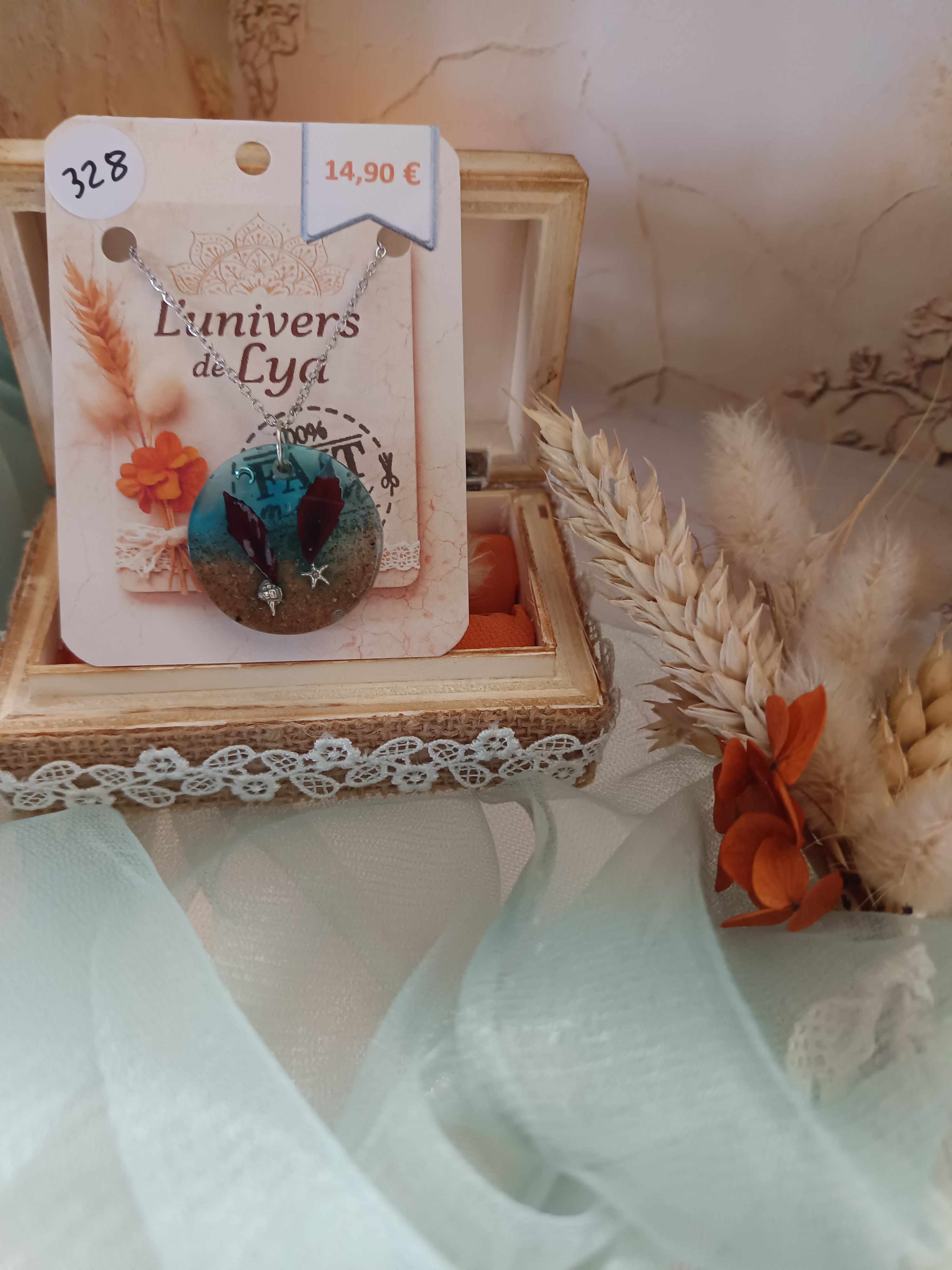 Collier artisanal en résine bleue profonde avec fleurs séchées – Pendentif rond bohème inspiration océan