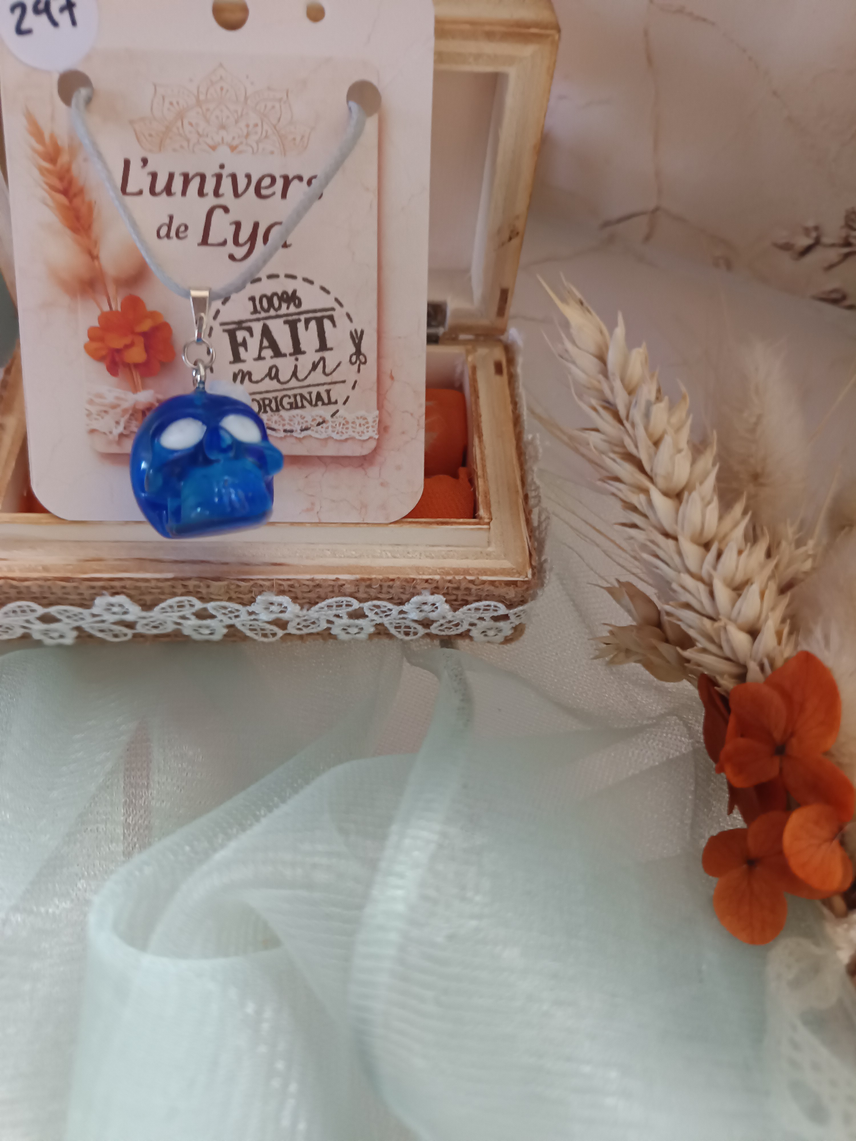 Collier crâne bleu translucide artisanal – Bijou original fait main