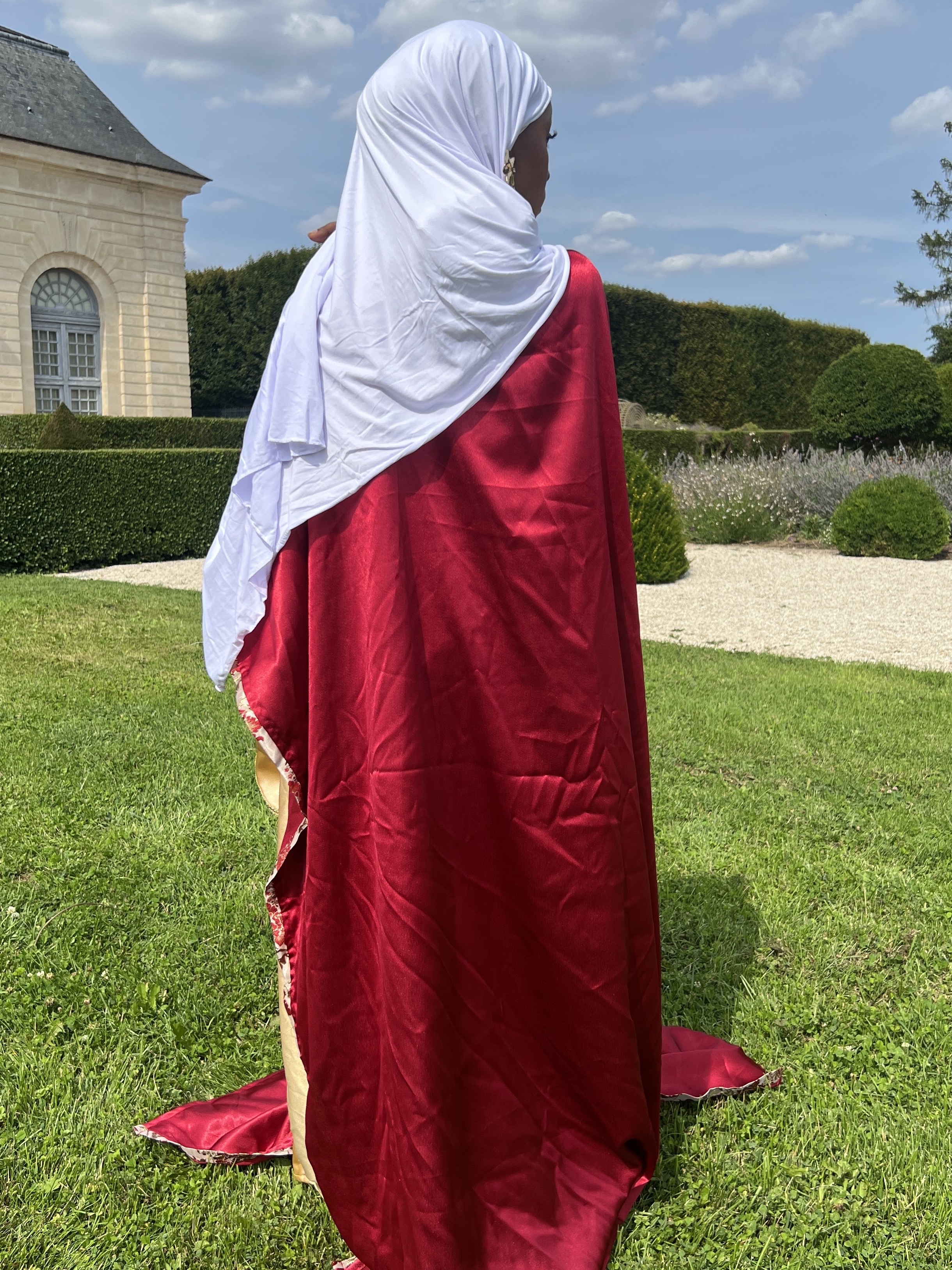 Cape Satin Brocart Rouge 