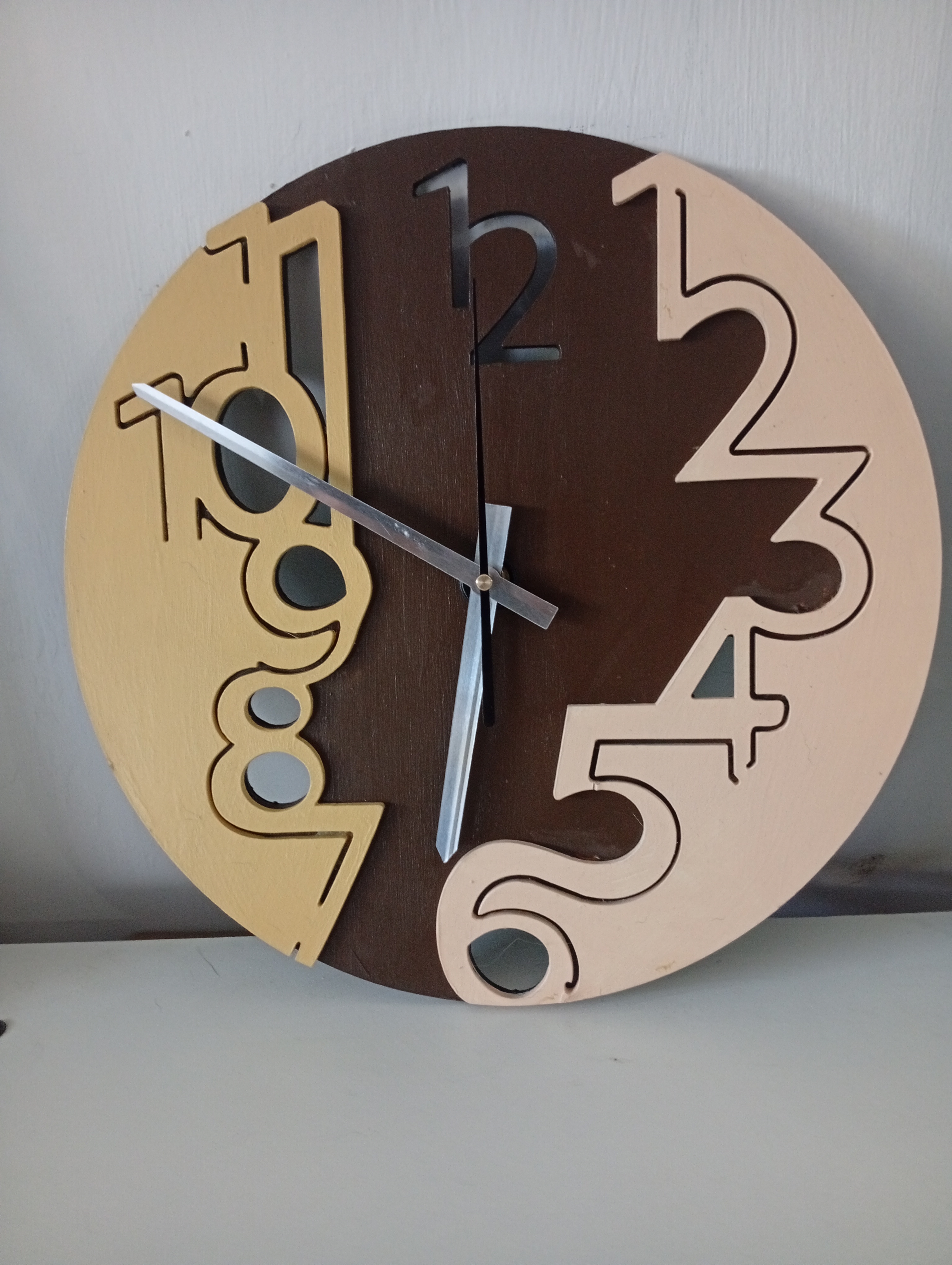 Reloj de pared moderno de madera