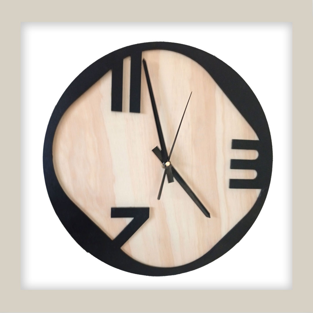 Reloj de pared moderno de madera