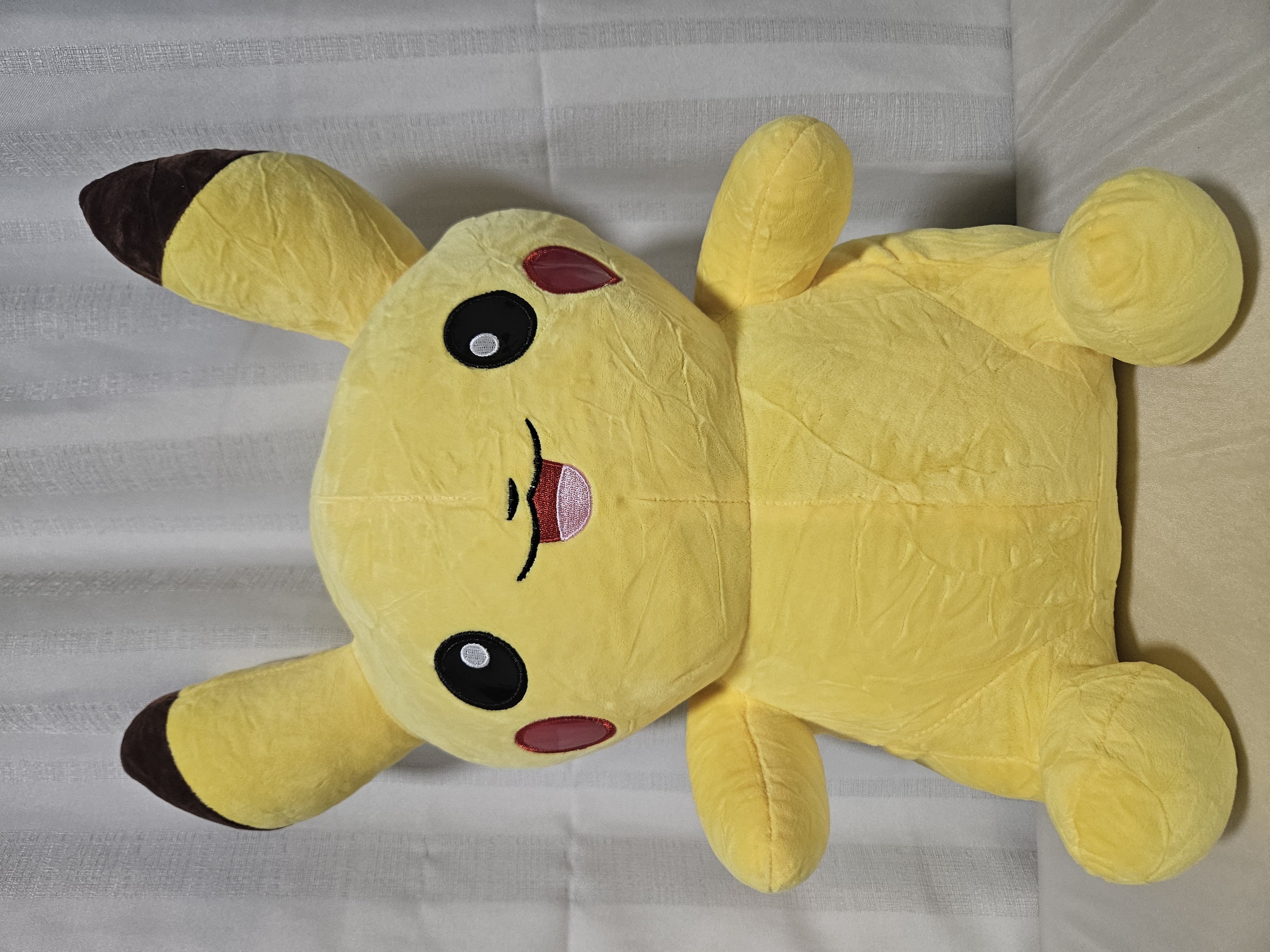 Peluche tipo Pikachu