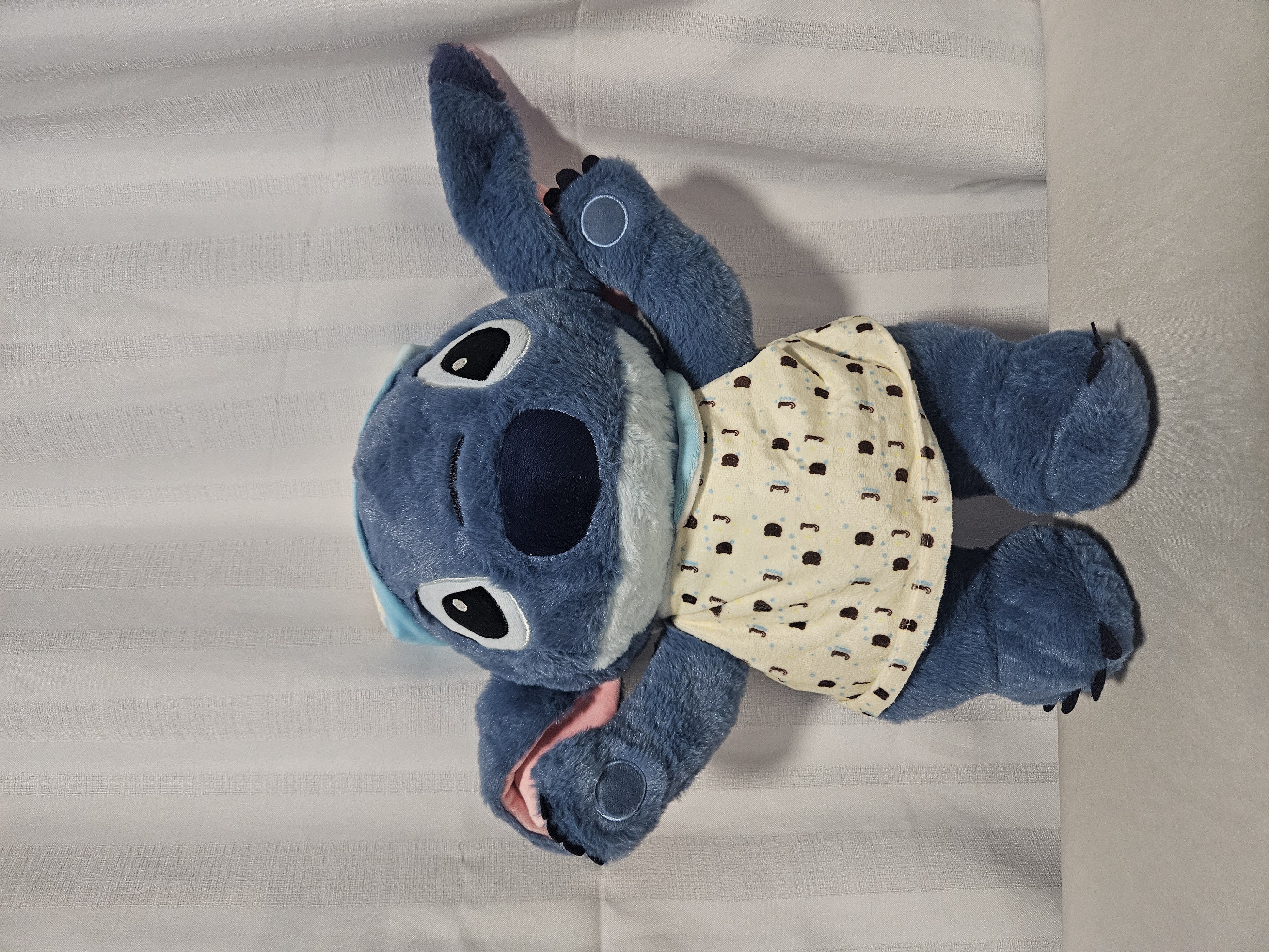 Peluche tipo Stitch con pijama