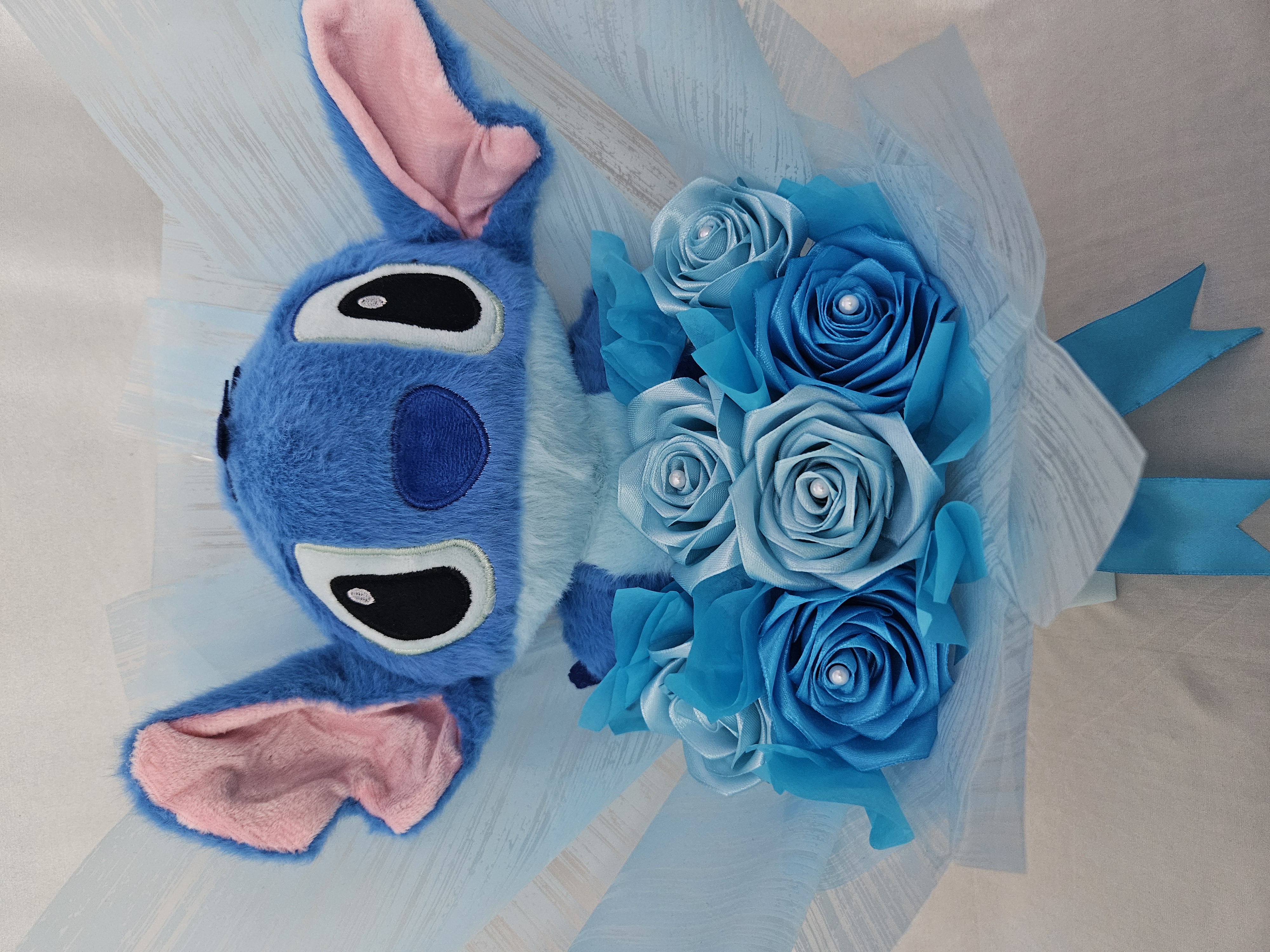 Ramo de Peluche tipo Stitch y Rosas Azules