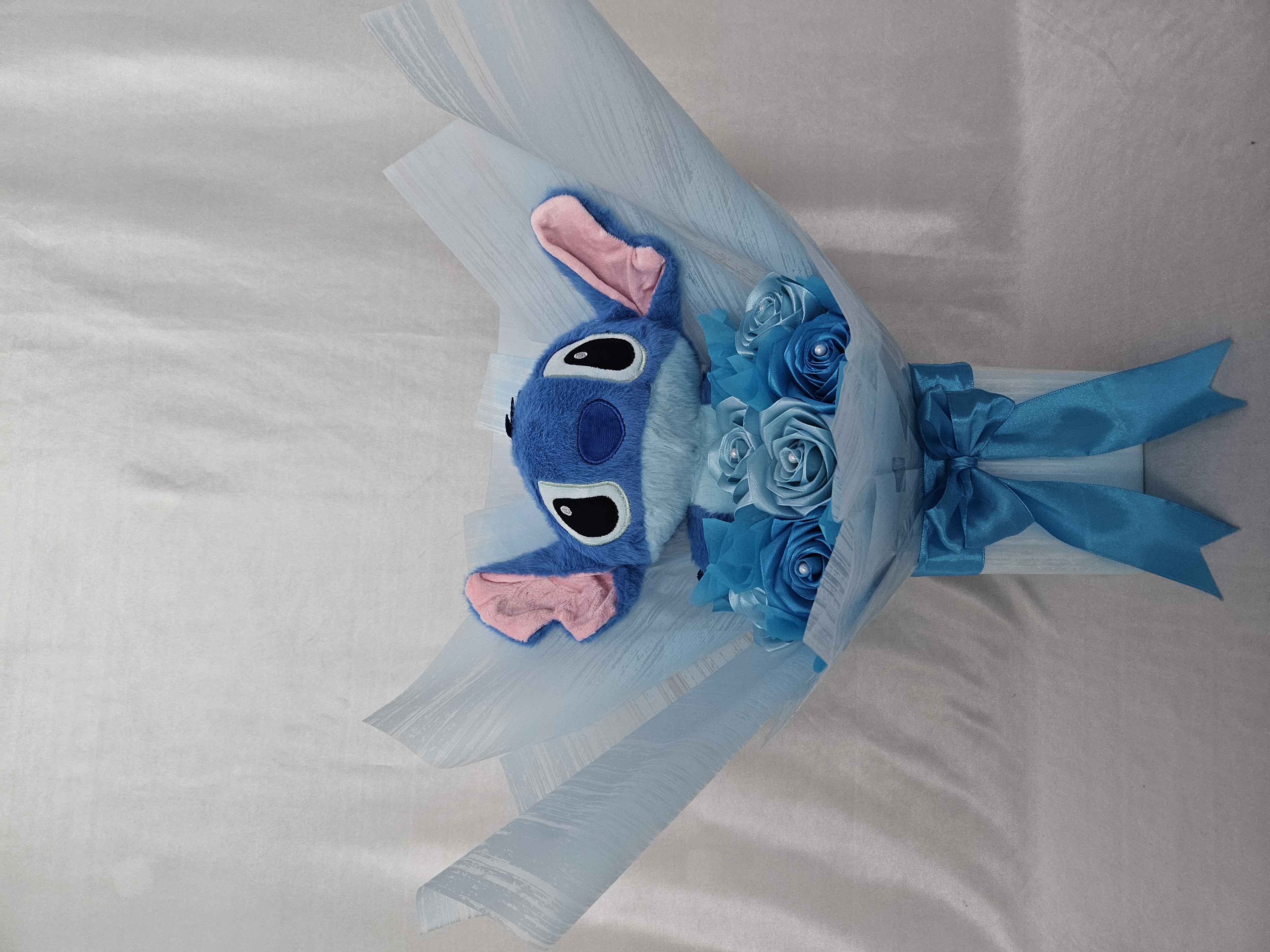 Ramo de Peluche tipo Stitch y Rosas Azules