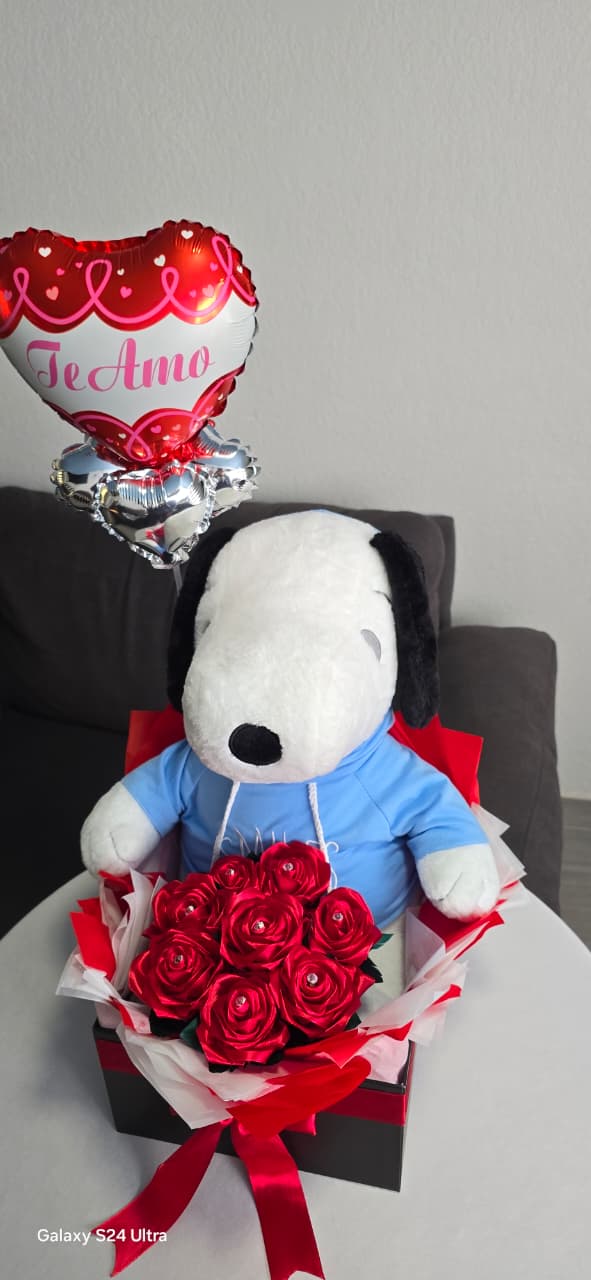 Arreglo tipo Snoopy con Globo y Rosas