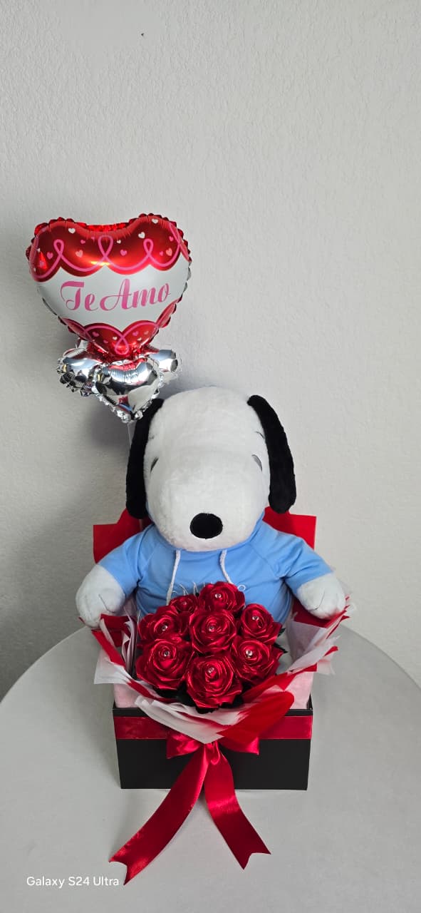 Arreglo tipo Snoopy con Globo y Rosas