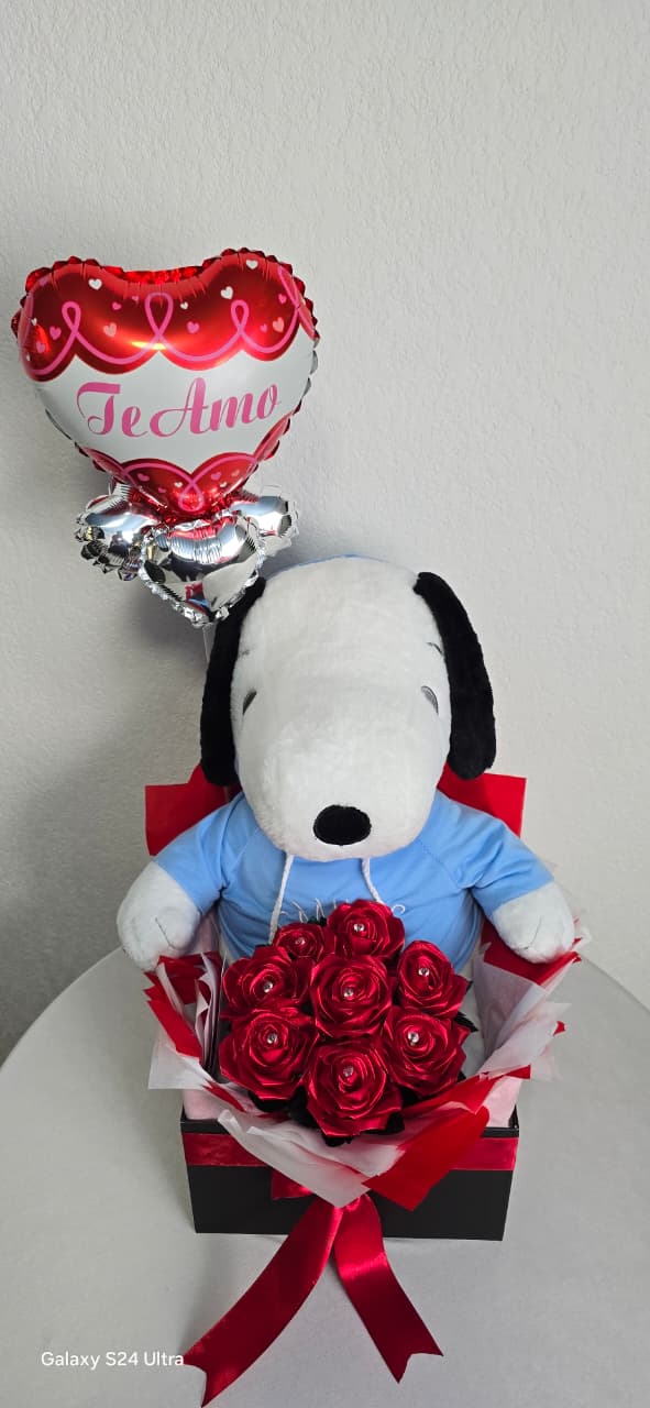 Arreglo tipo Snoopy con Globo y Rosas