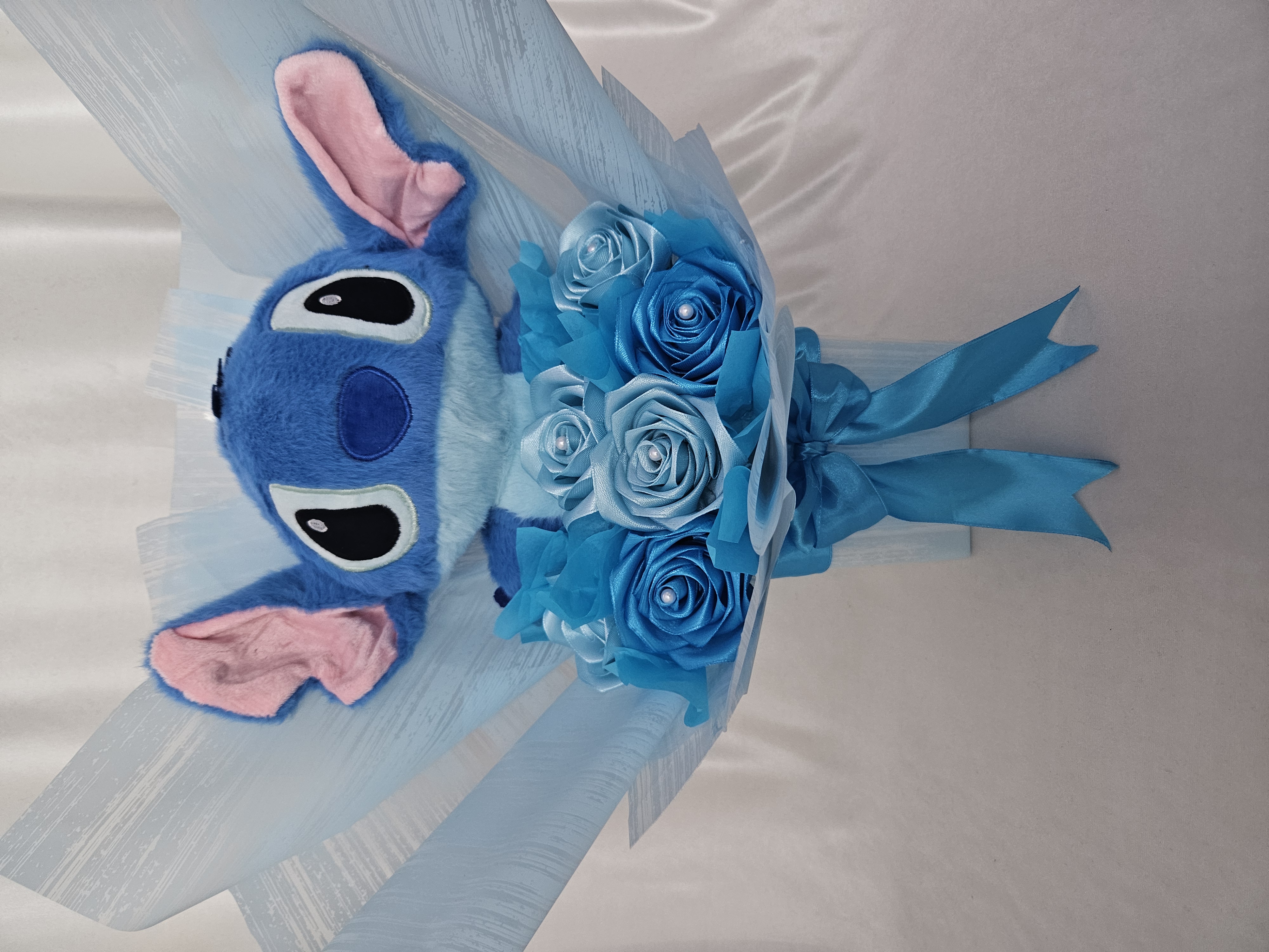 Ramo de Peluche tipo Stitch y Rosas Azules