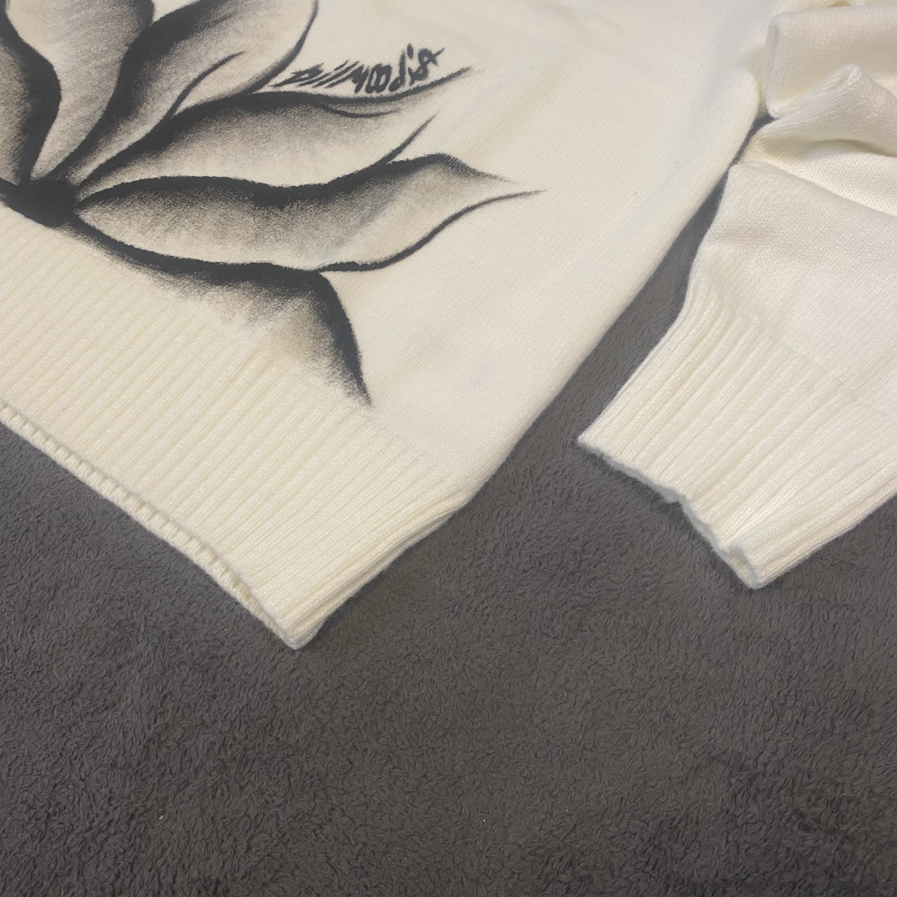 Ami Paris White/Cream Sweater - M