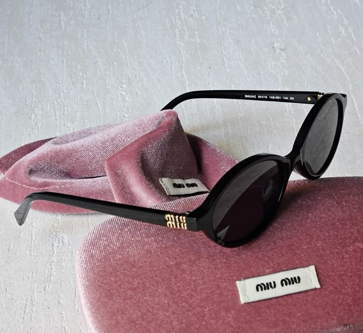 Miu Miu Oval Black
