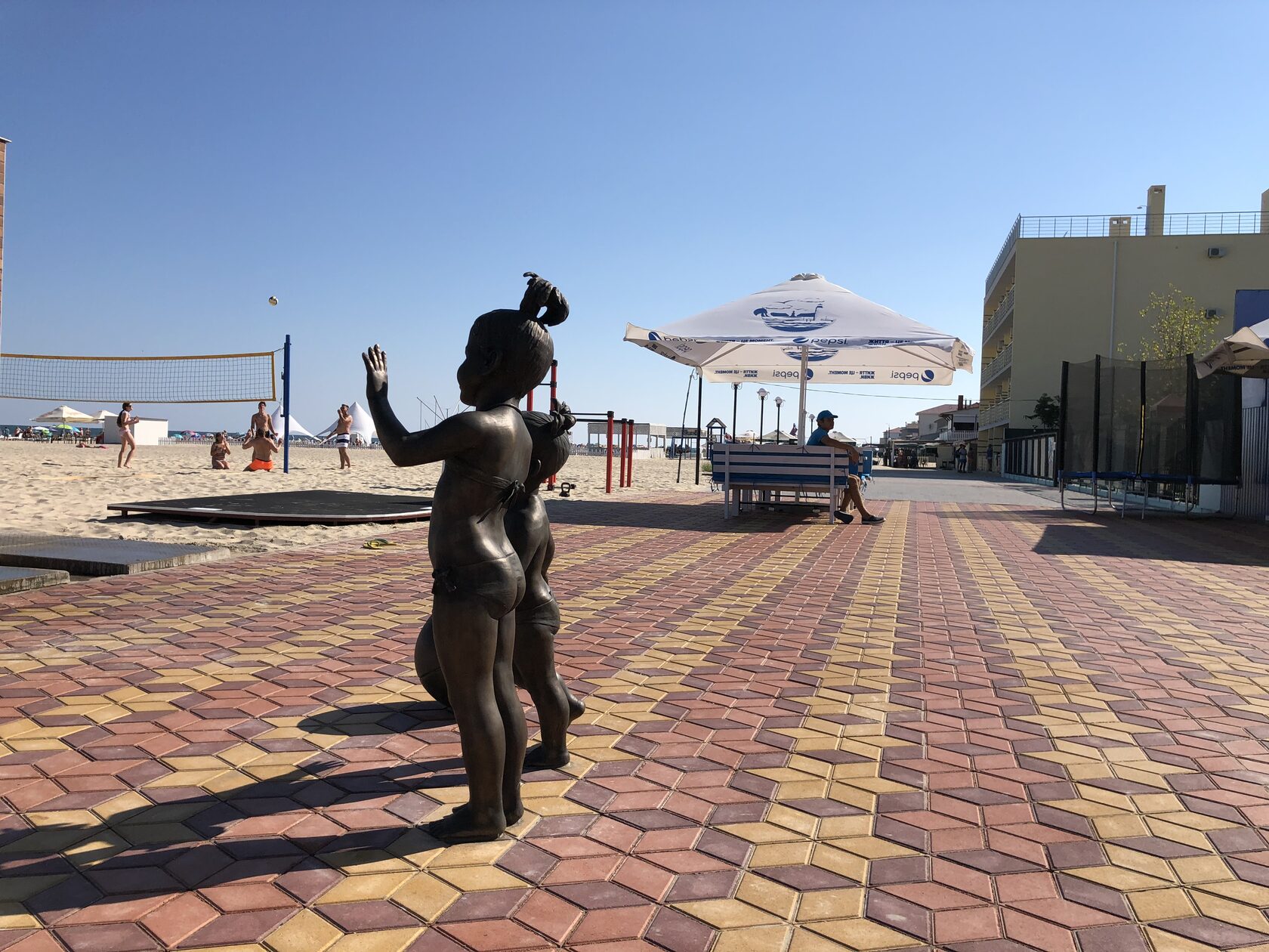 Cестри малюки біля моря