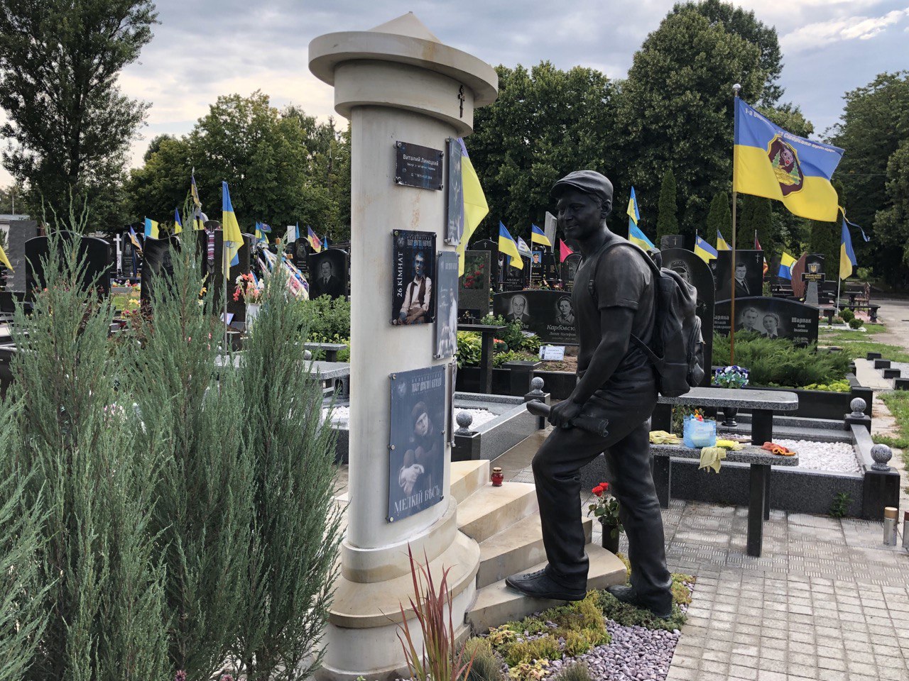 Пам’ятник Віталію Лінецькому