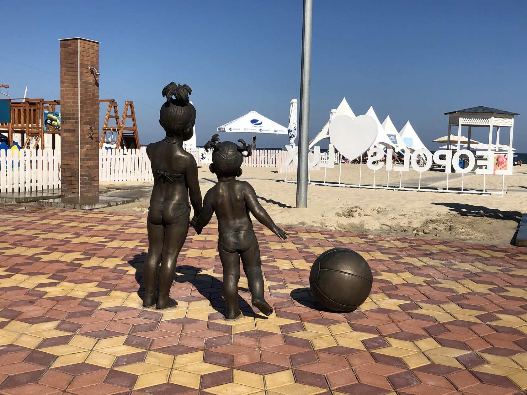 Cестри малюки біля моря