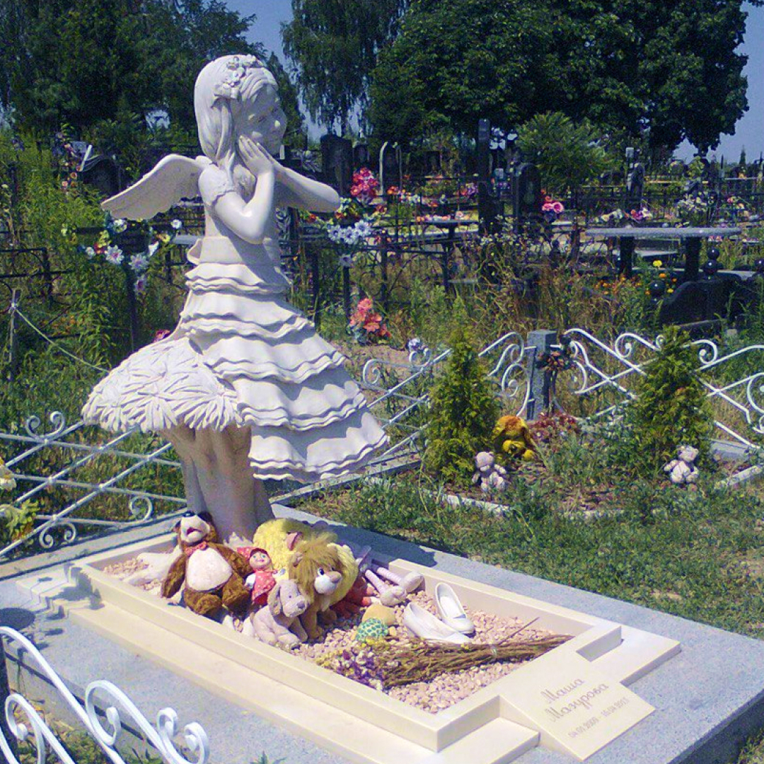 Monument "Girl-Angel Maria"