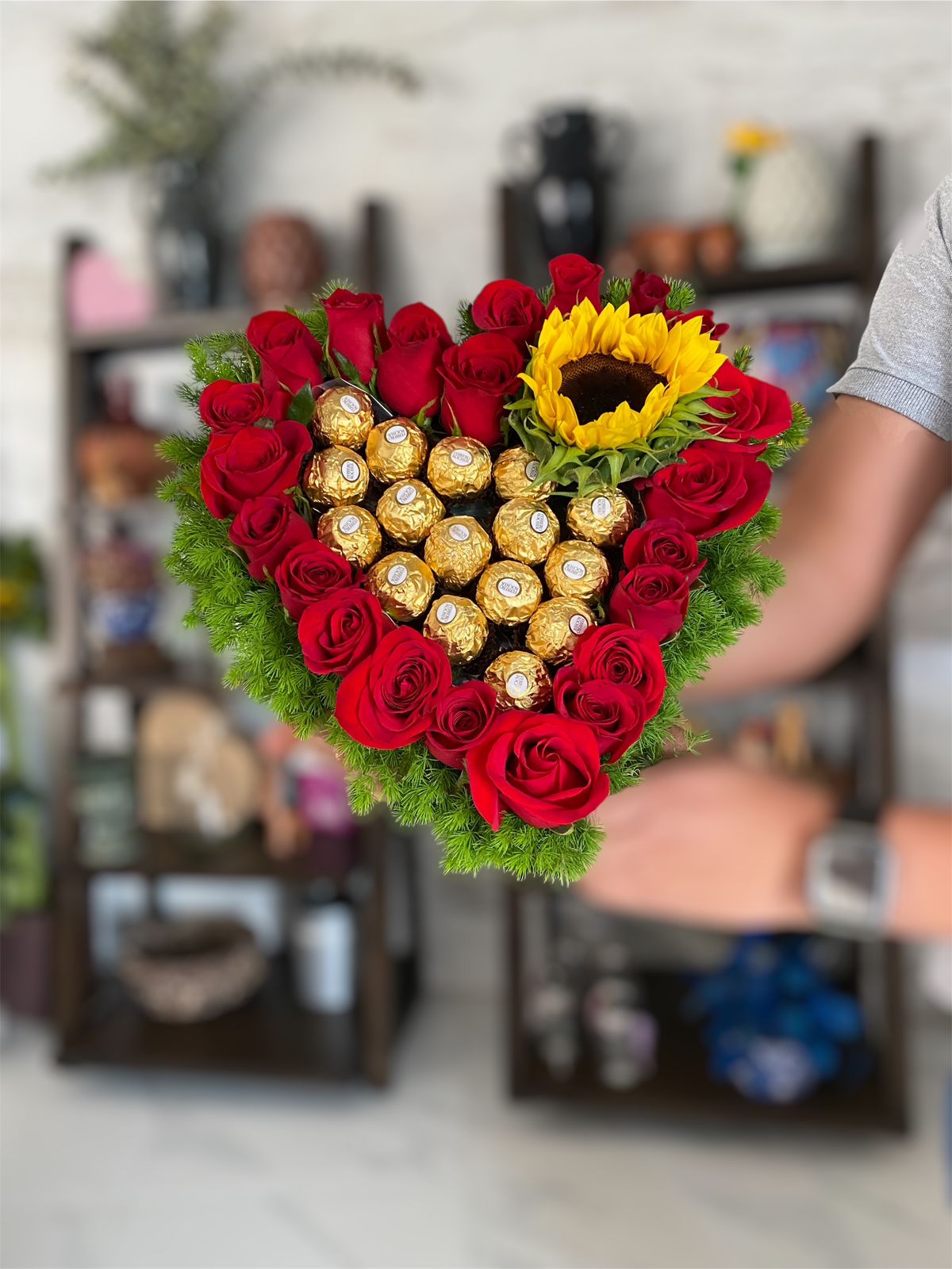 Arreglo de rosas y chocolates en corazón