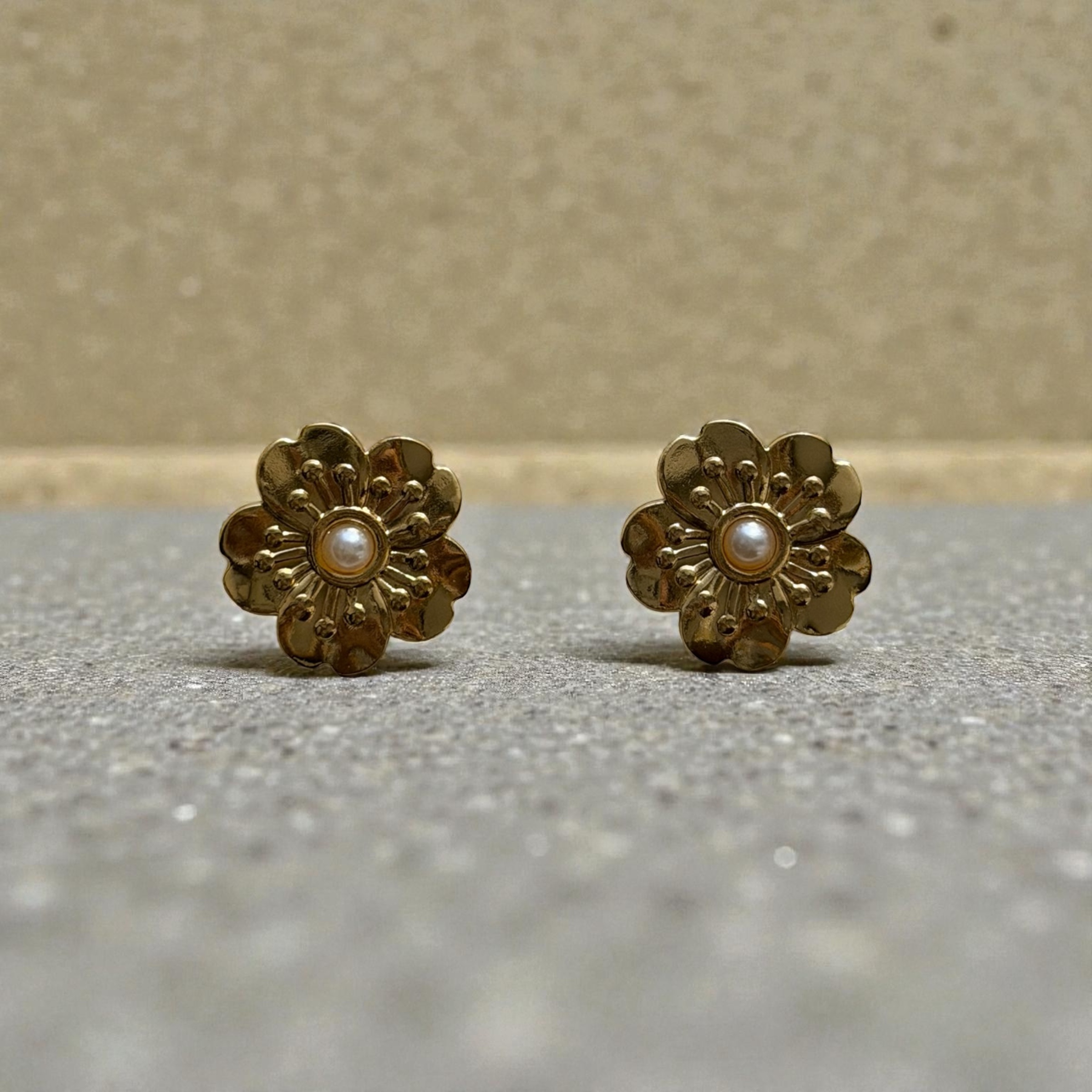 Aretes Flor Dorada con Perla