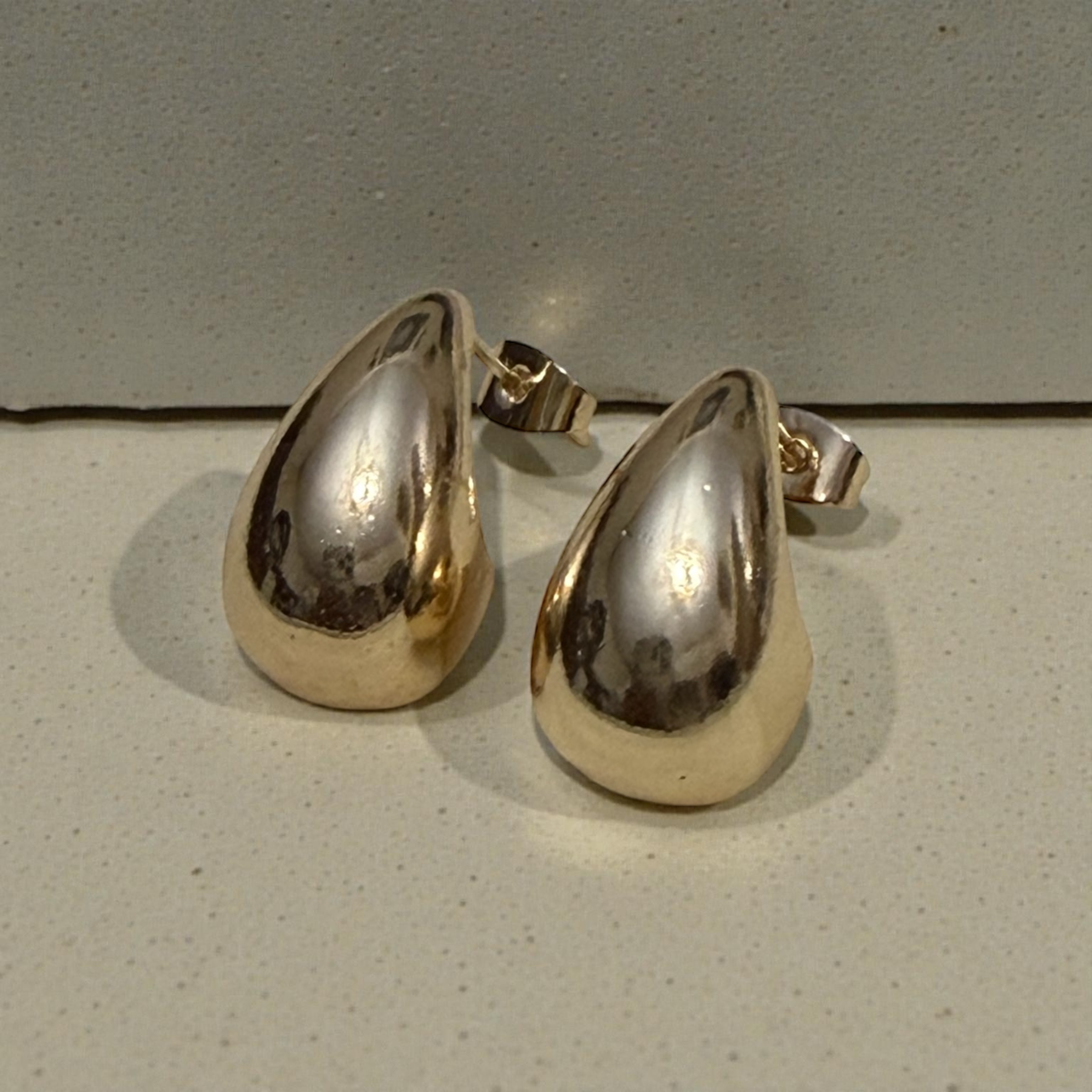 Aretes de gota mediano