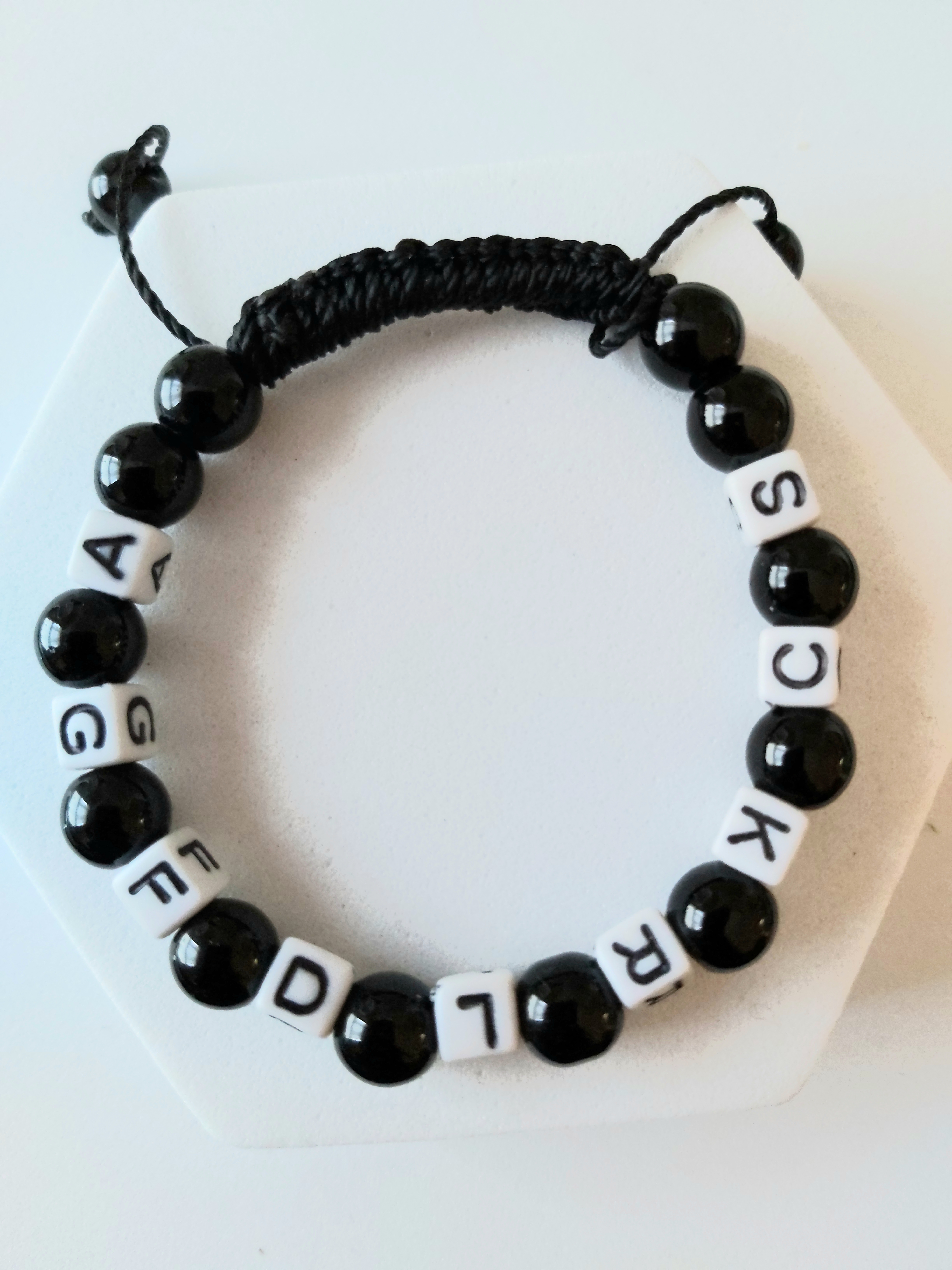 Bracelet avec perles lettres
