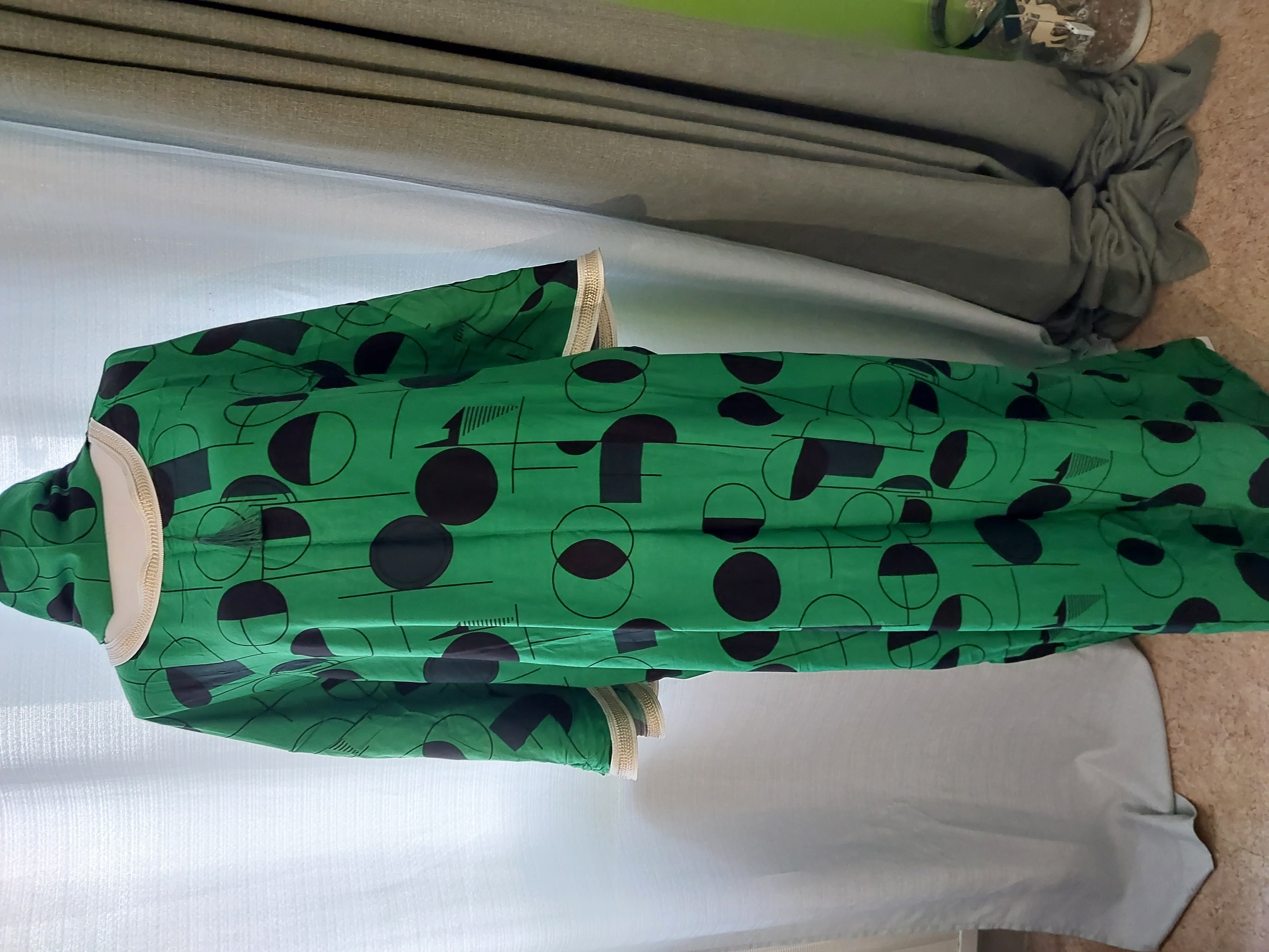 Robe et verte à motifs géométriques