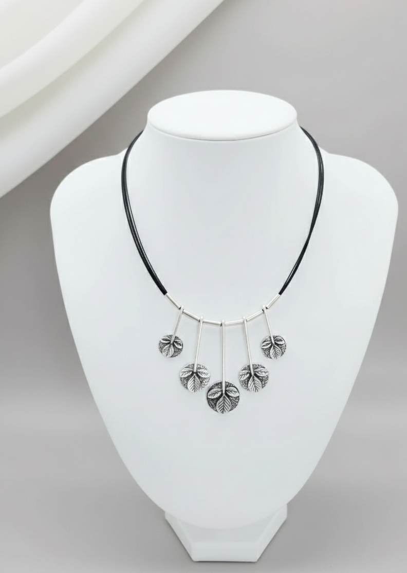 Collier feuilles argentées