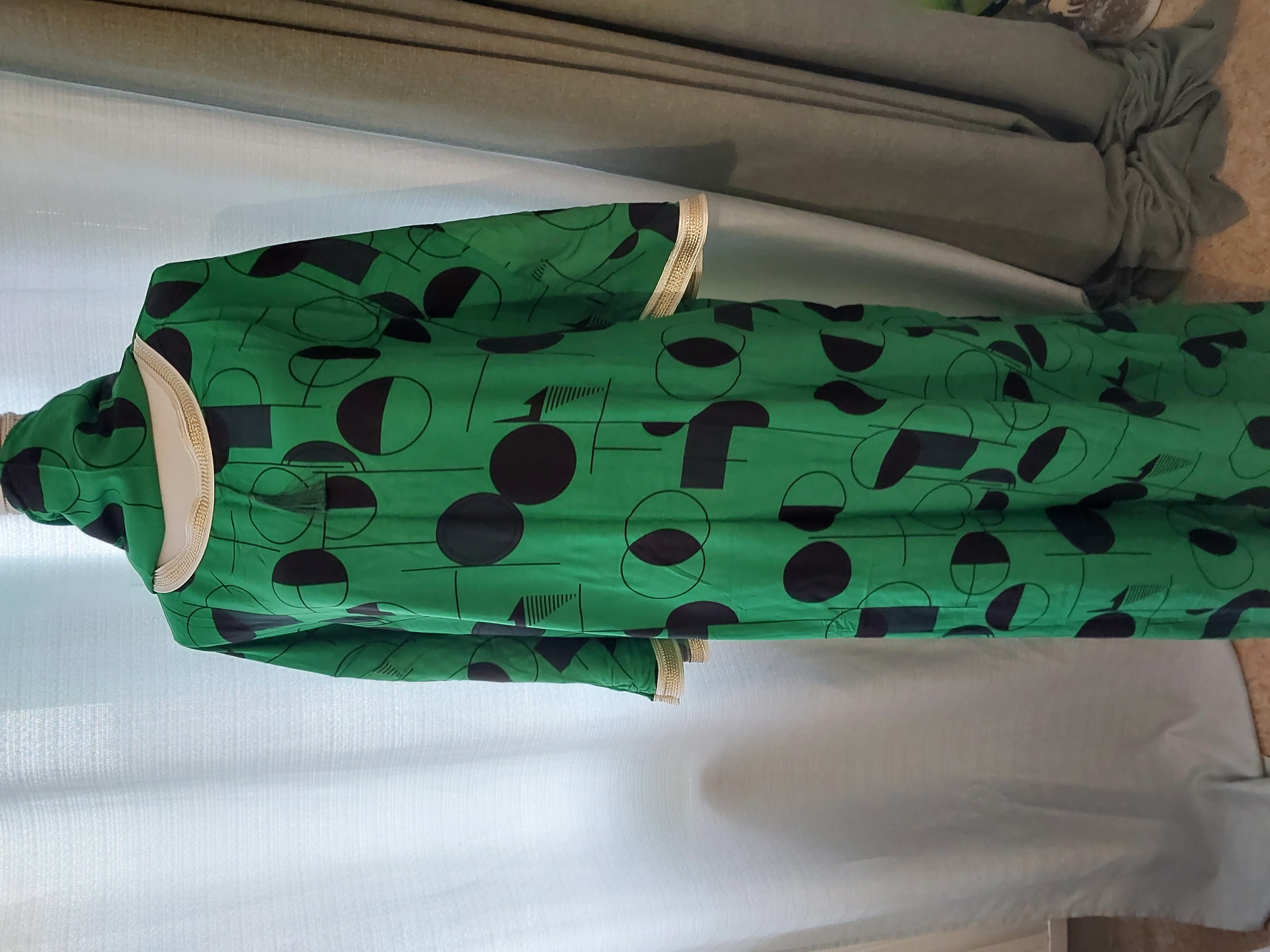 Robe et verte à motifs géométriques