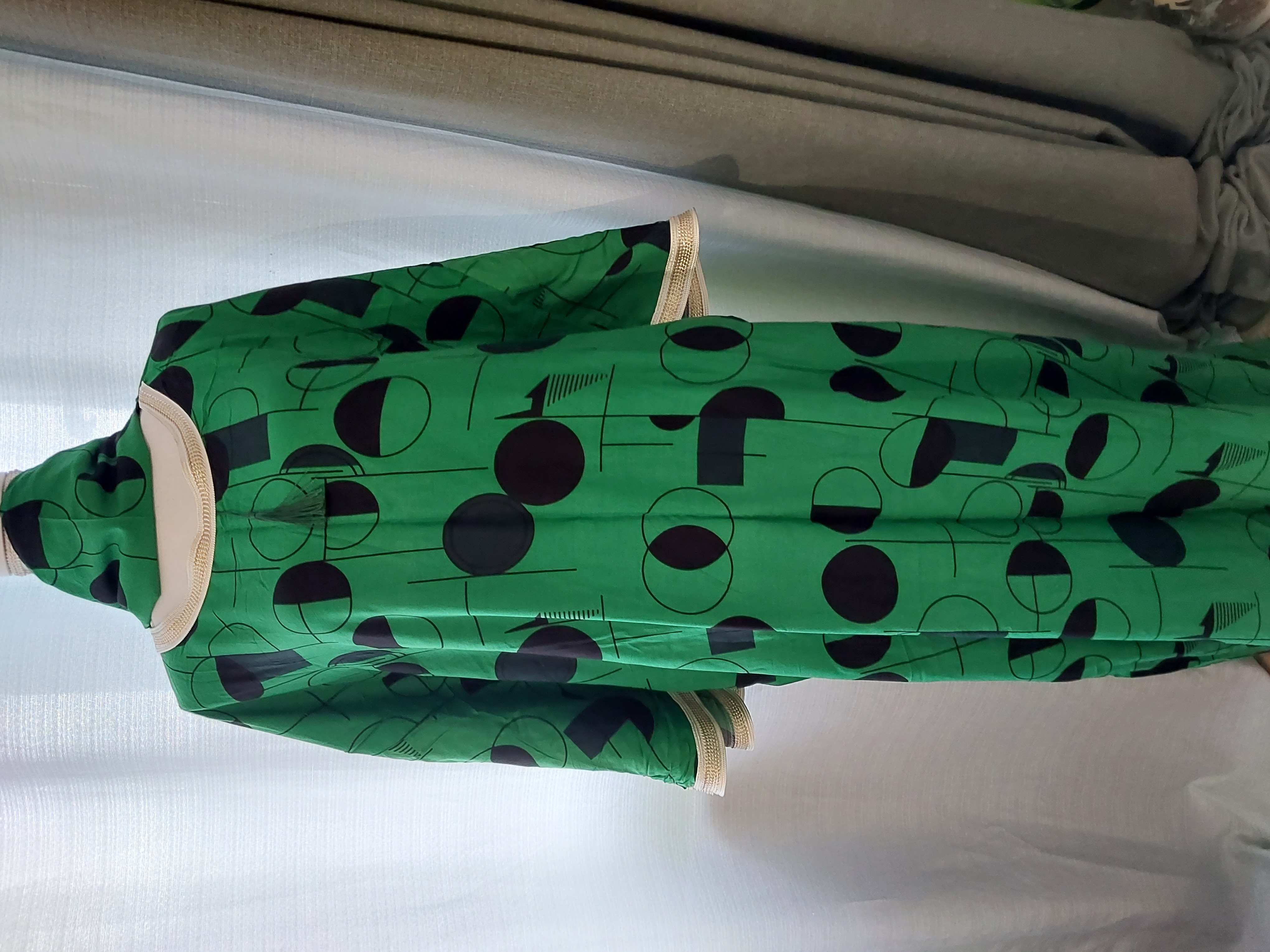Robe et verte à motifs géométriques