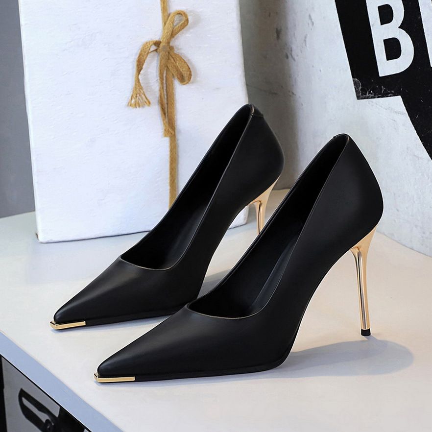 Escarpins noirs à talons dorés