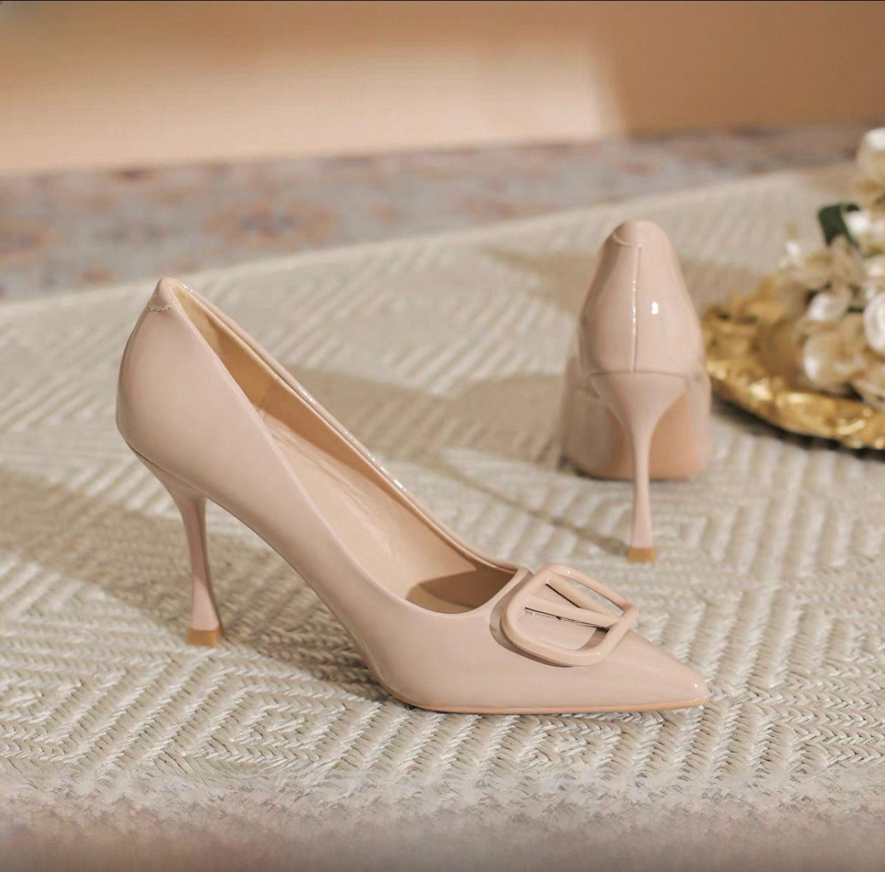 Escarpins nude vernis à talon fin