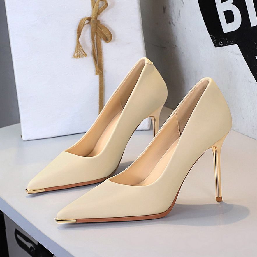 Escarpins noirs à talons dorés