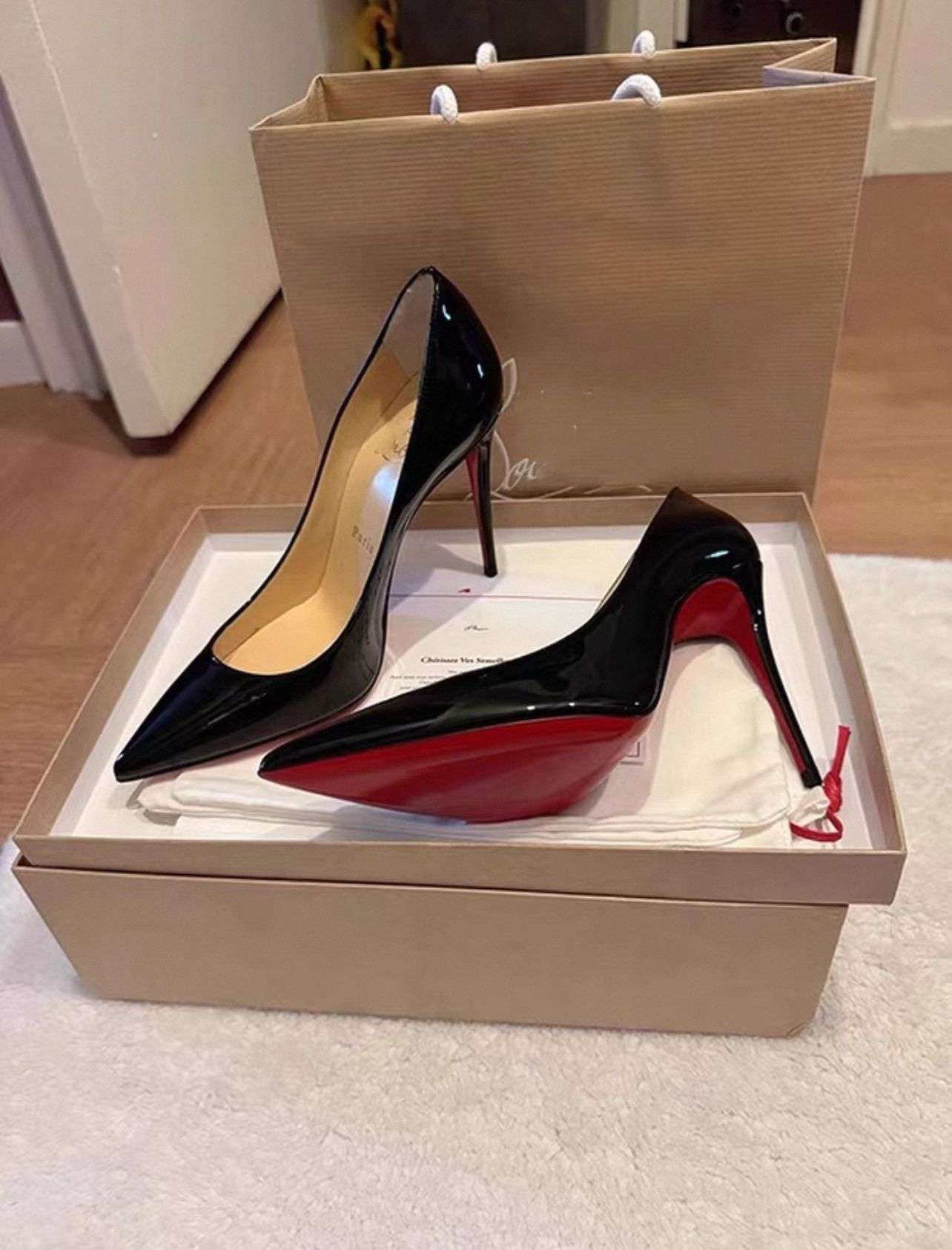 Escarpins à semelle rouge