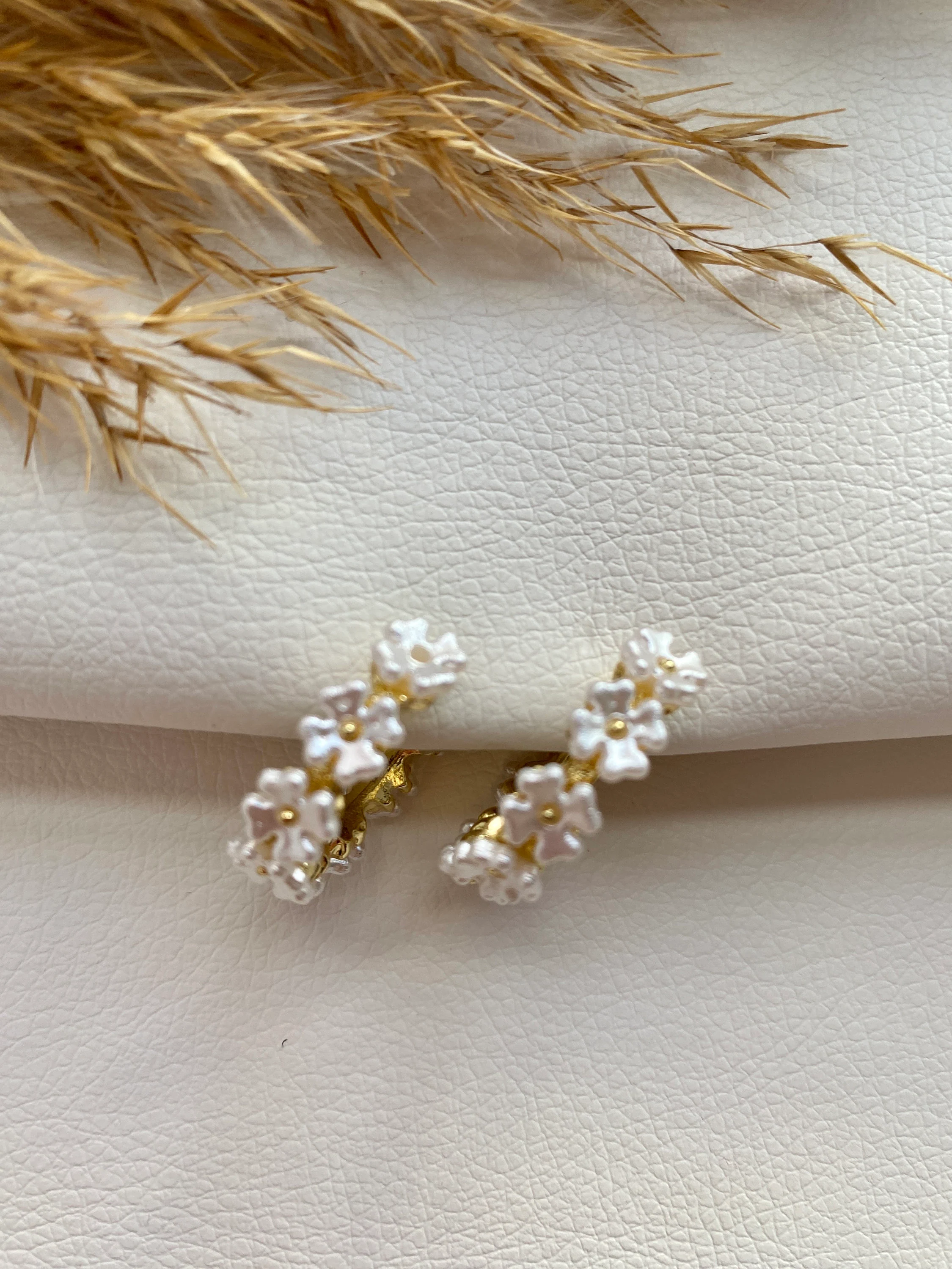 Ohrclips goldfarbig und weiß mit Blumen, Ohrringe für Ohrringe-Loch, elegant, schlicht und modisch #007