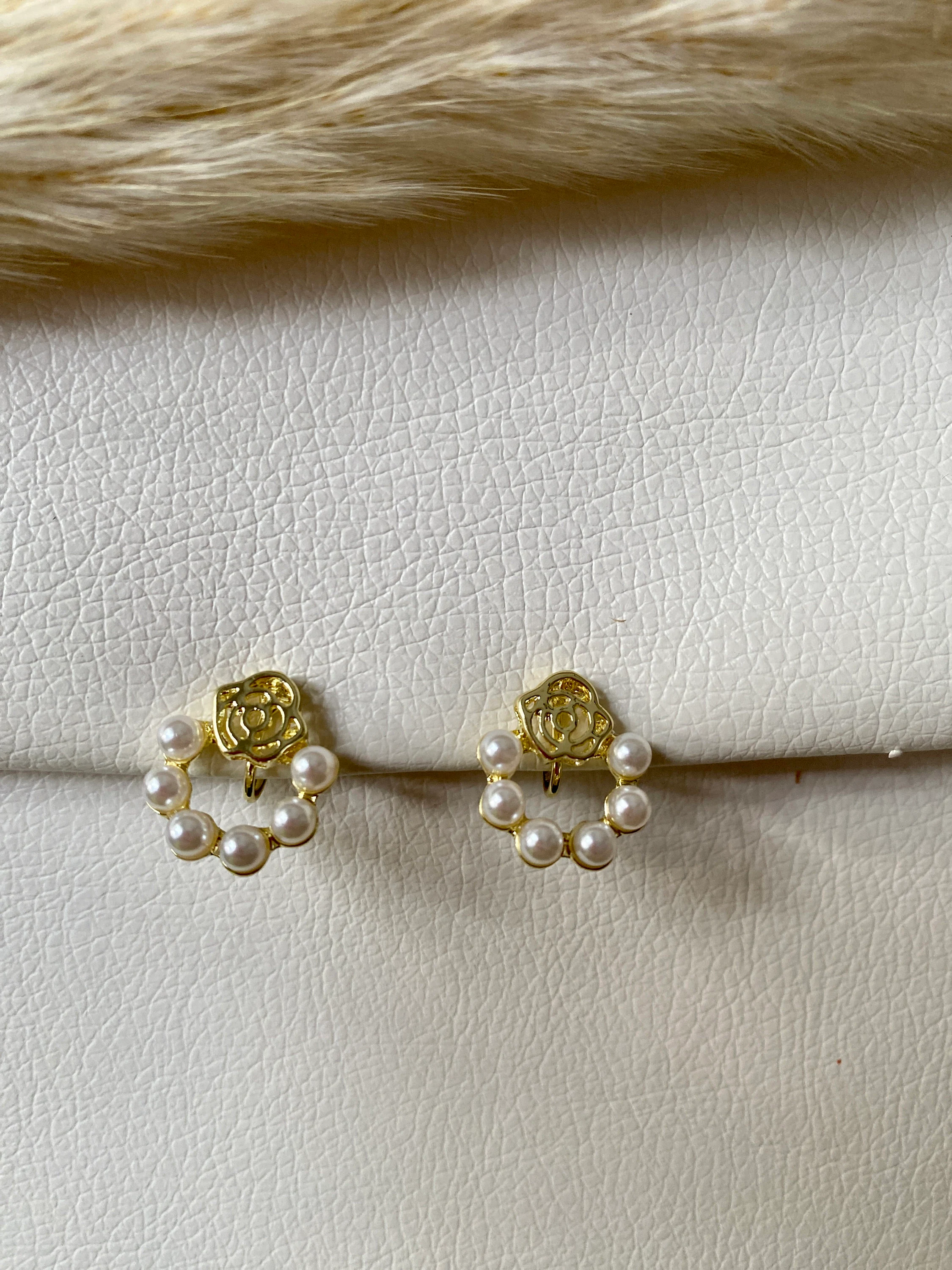 Ohrclips mit Rosen weiß und goldfarbig aus Kunststoff, Ohrringe für ohne Ohrringe-Loch, elegant und handgefertigt, slow fashion #015