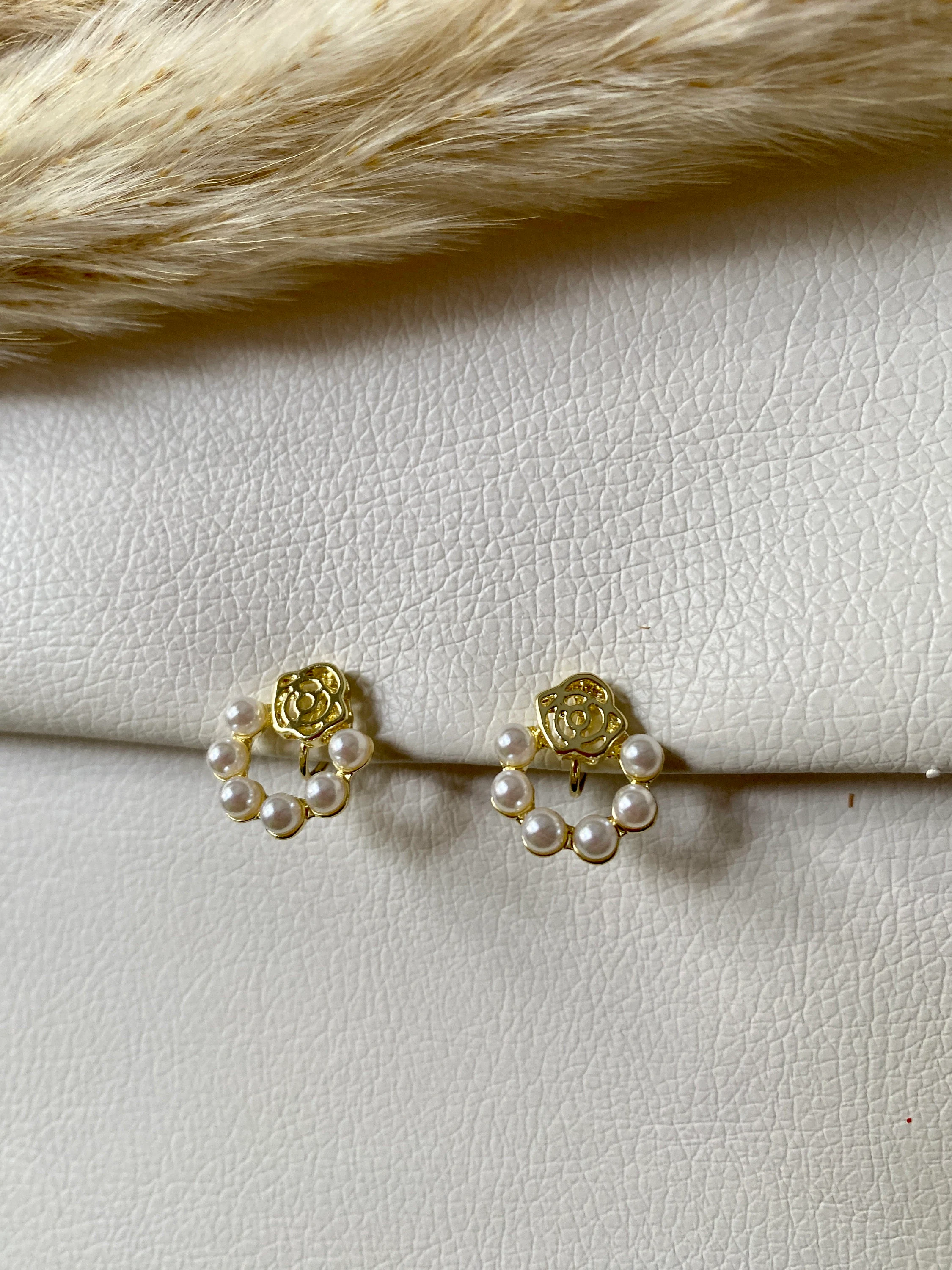 Ohrclips mit Rosen weiß und goldfarbig aus Kunststoff, Ohrringe für ohne Ohrringe-Loch, elegant und handgefertigt, slow fashion #015