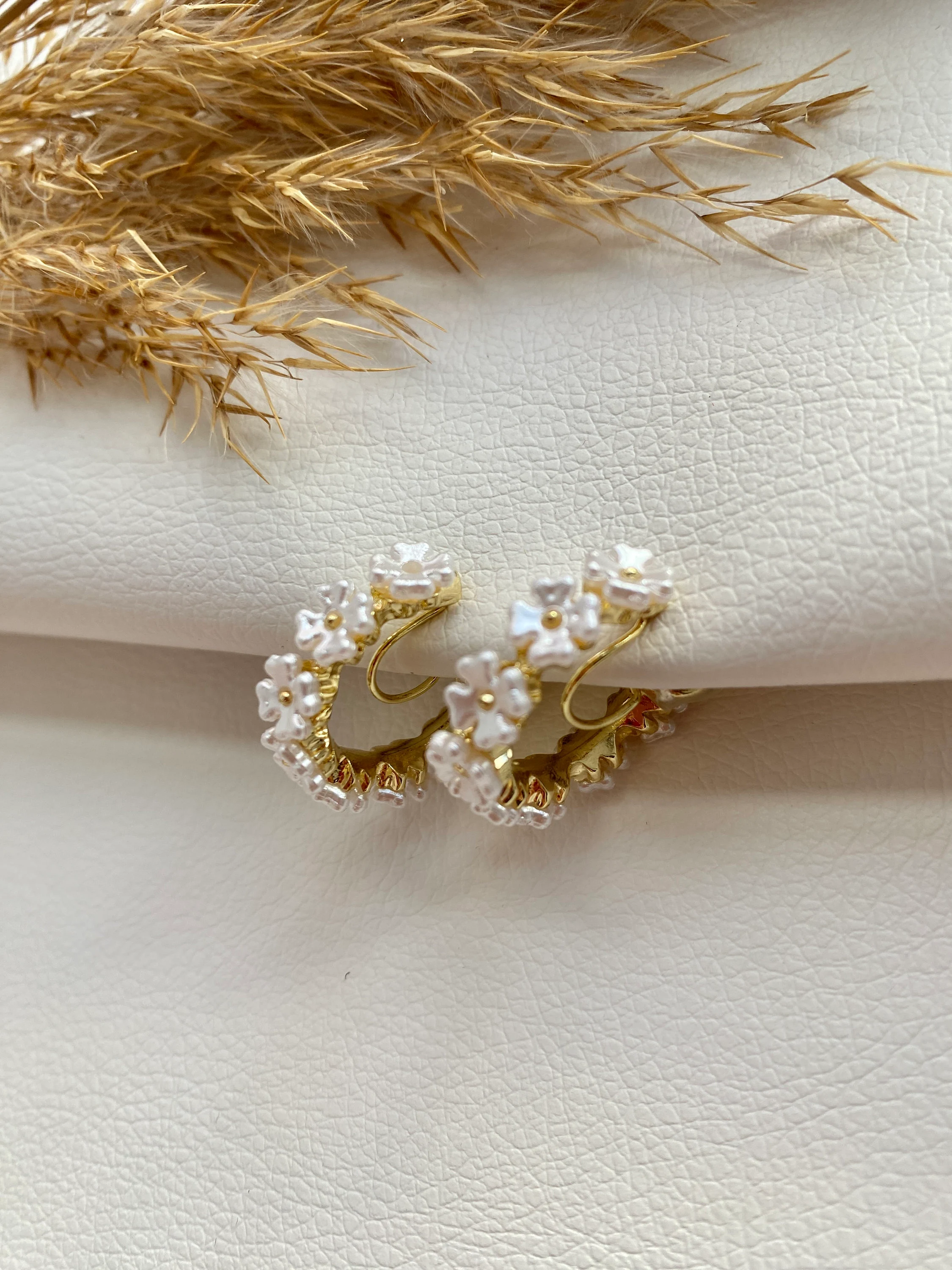 Ohrclips goldfarbig und weiß mit Blumen, Ohrringe für Ohrringe-Loch, elegant, schlicht und modisch #007