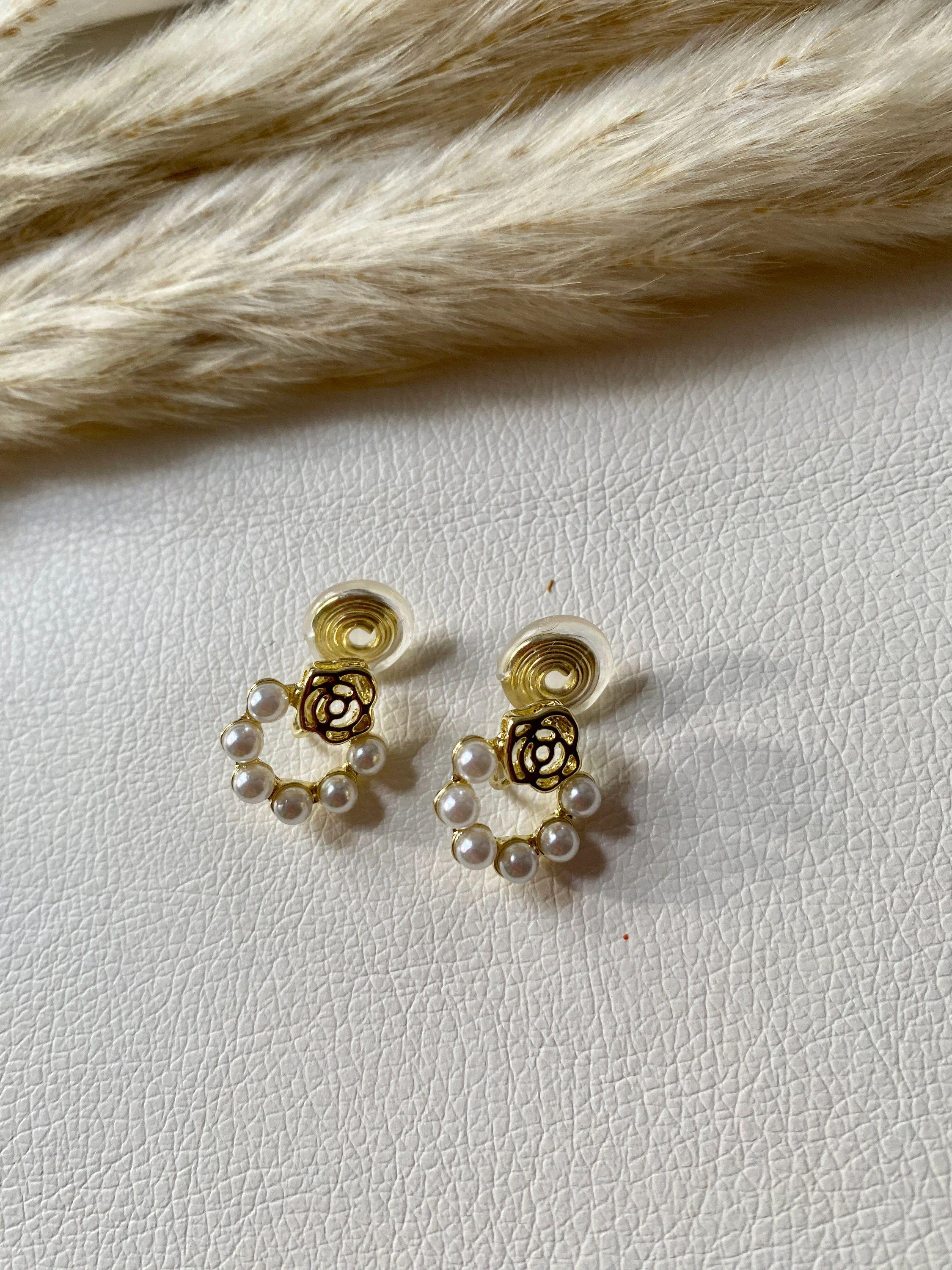 Ohrclips mit Rosen weiß und goldfarbig aus Kunststoff, Ohrringe für ohne Ohrringe-Loch, elegant und handgefertigt, slow fashion #015