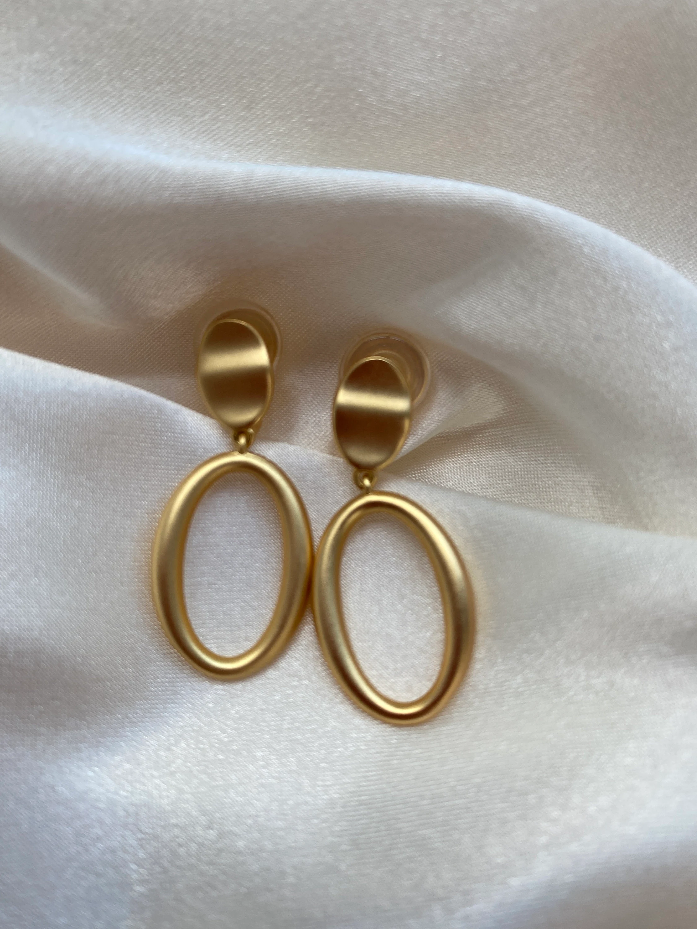 Ohrclips goldfarbig, für schmale bis normale Ohrläppchen, einzigartige, elegant und handgefertigt, handmade#004