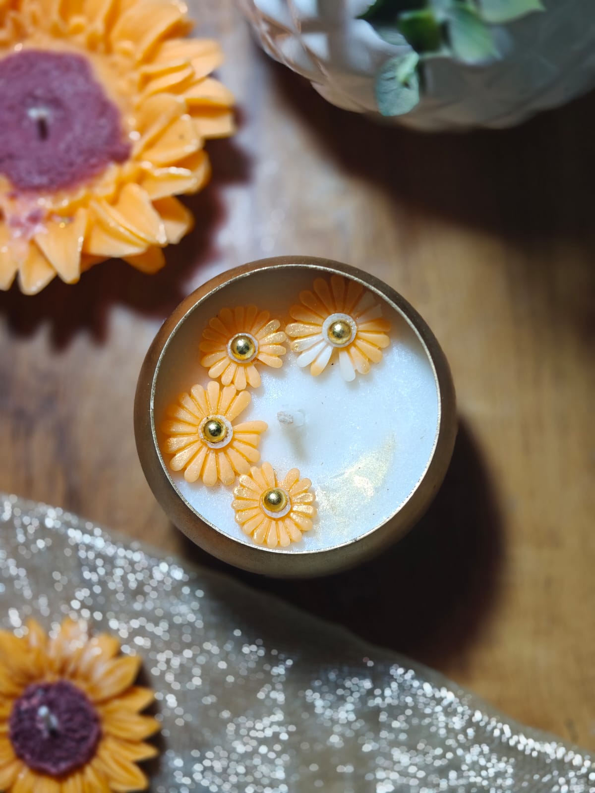 Daisy Bloom Round Urli Candle (100gm)– Handcrafted Luxury Decor 