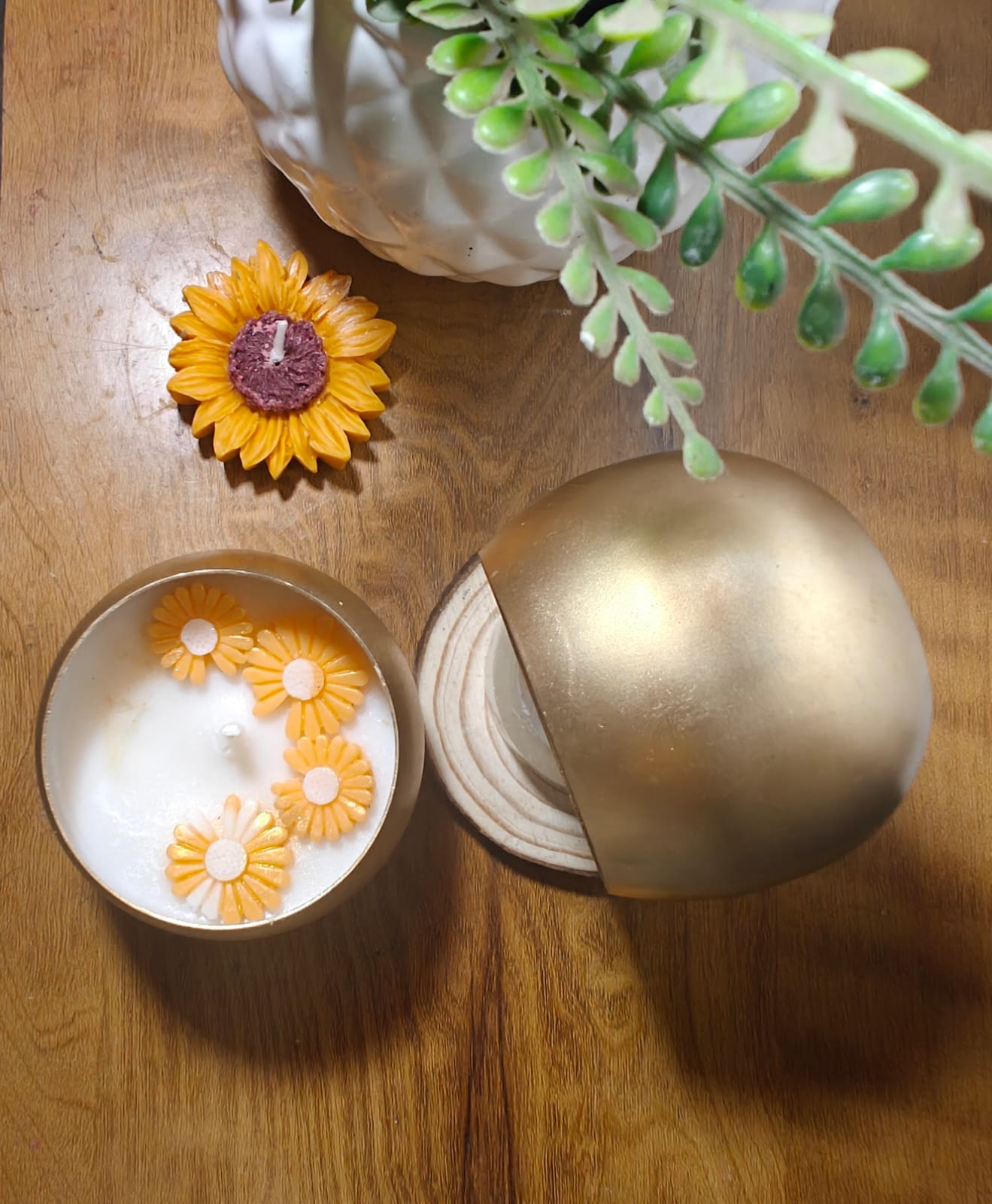 Daisy Bloom Round Urli Candle (100gm)– Handcrafted Luxury Decor 