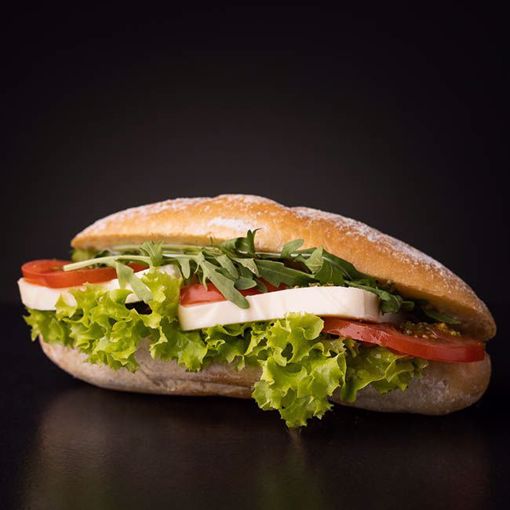 Panino mozzarella tomaat