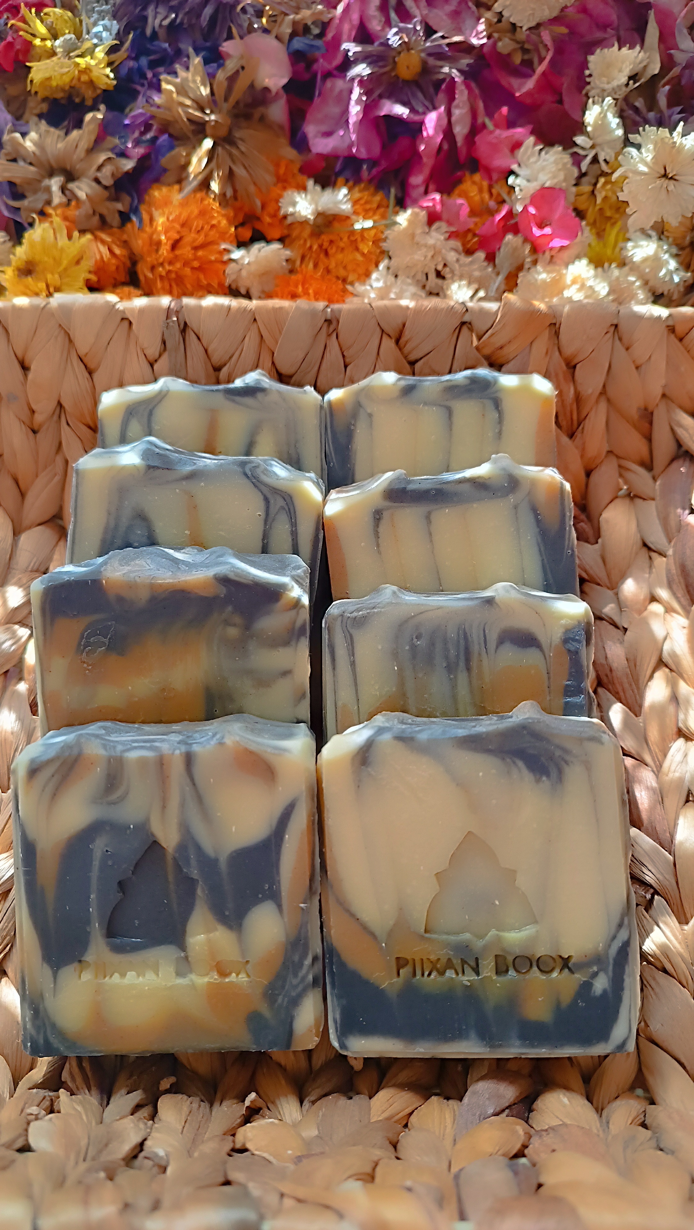 Jabón artesanal de carbón de coco activado y cúrcuma con lemongrass