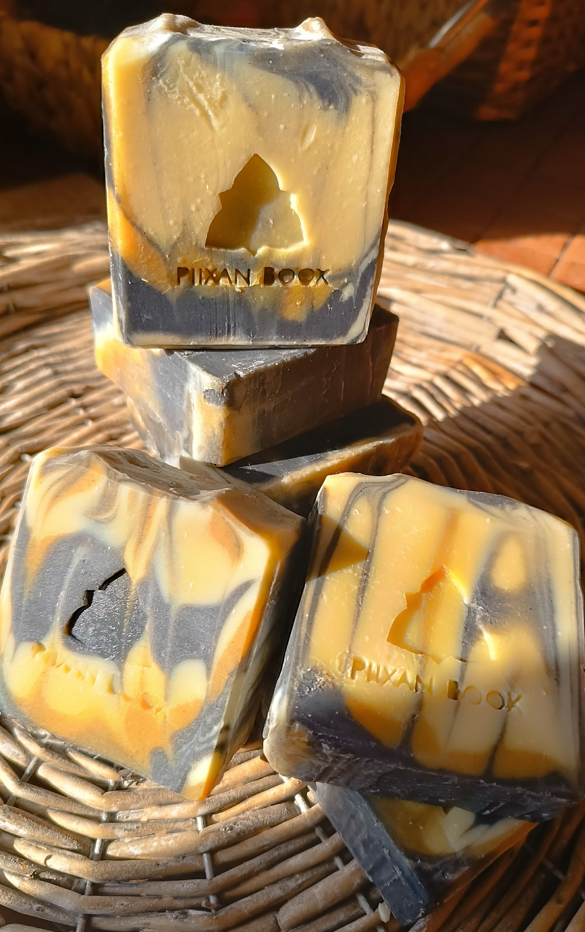 Jabón artesanal de carbón de coco activado y cúrcuma con lemongrass