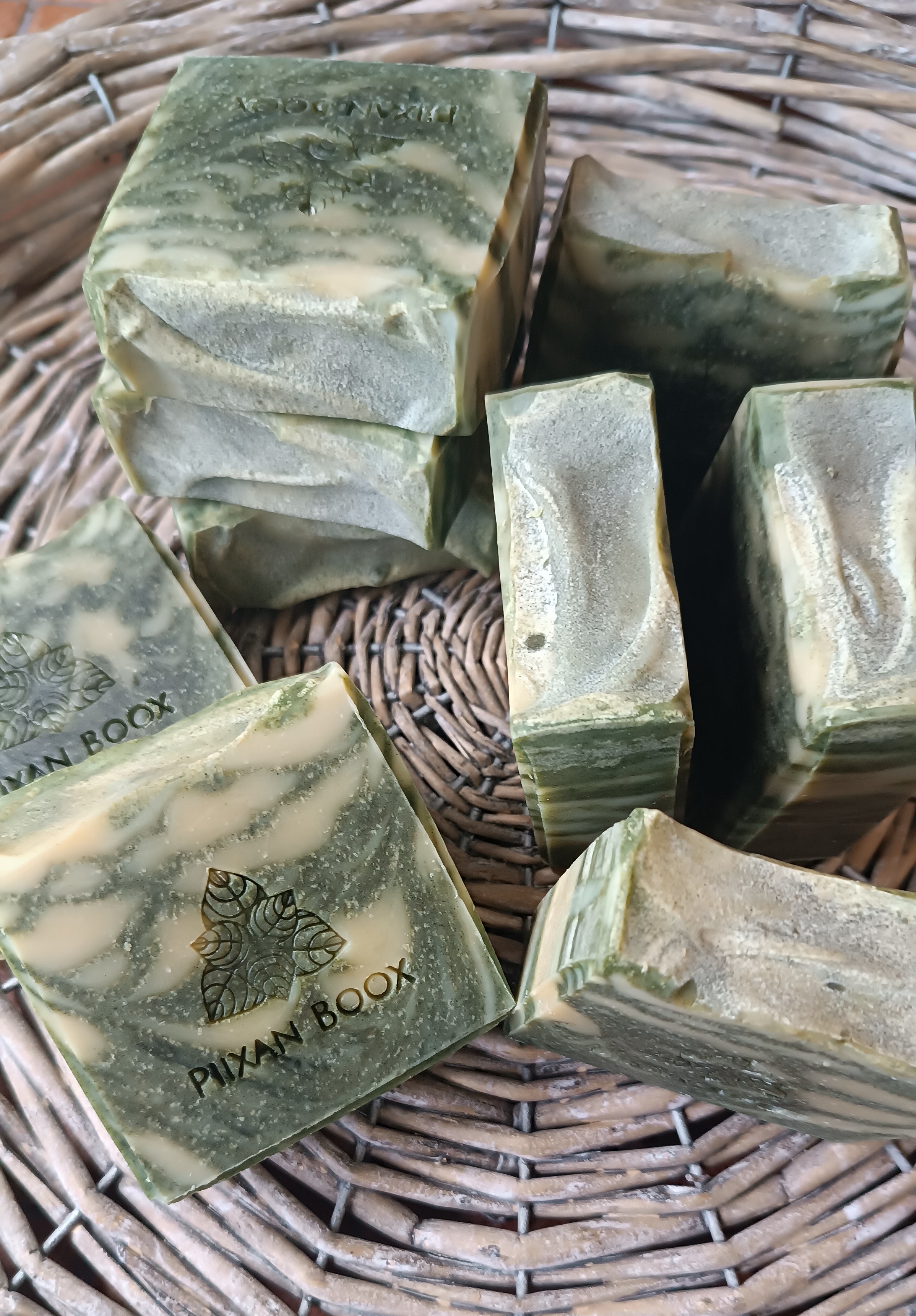 Jabón artesanal de espirulina y arcilla verde con lemongrass 