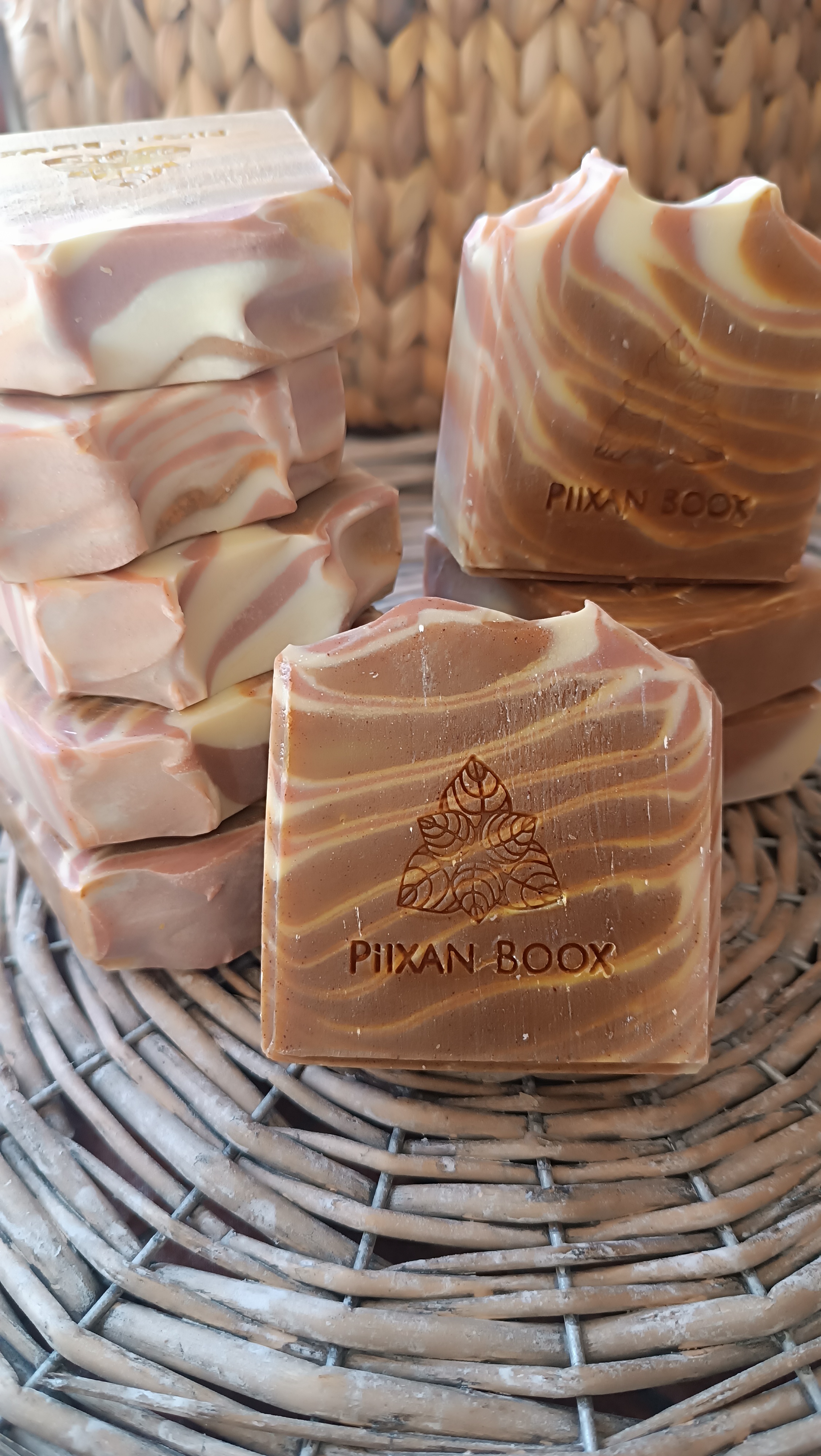 Jabón artesanal de cúrcuma con arcilla roja y menta