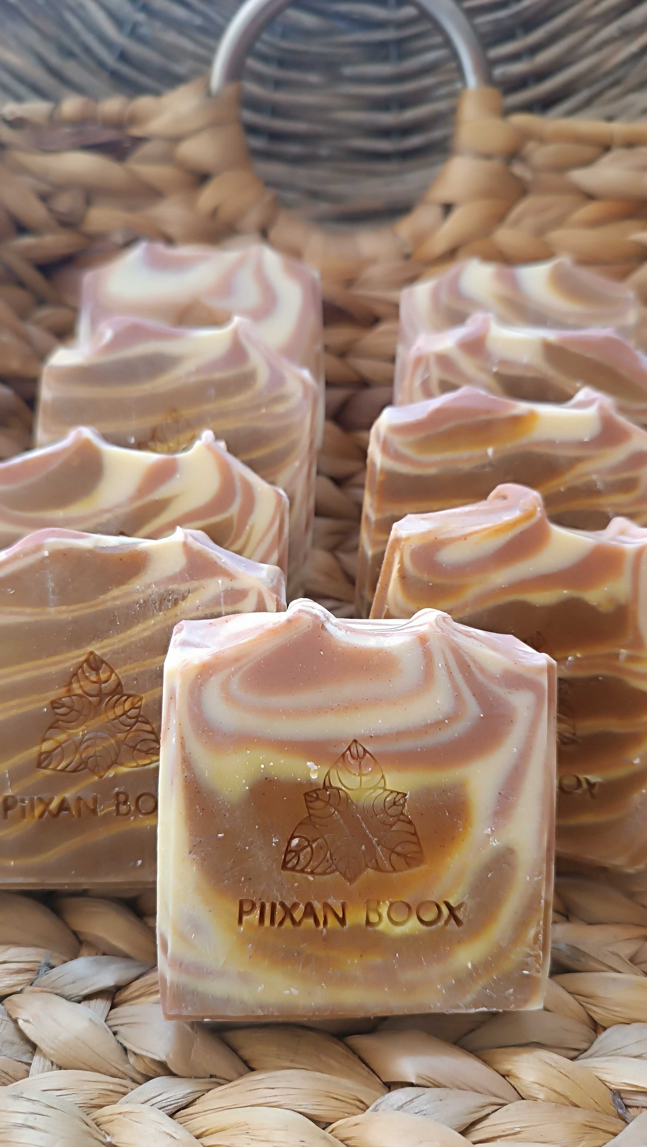 Jabón artesanal de cúrcuma con arcilla roja y menta