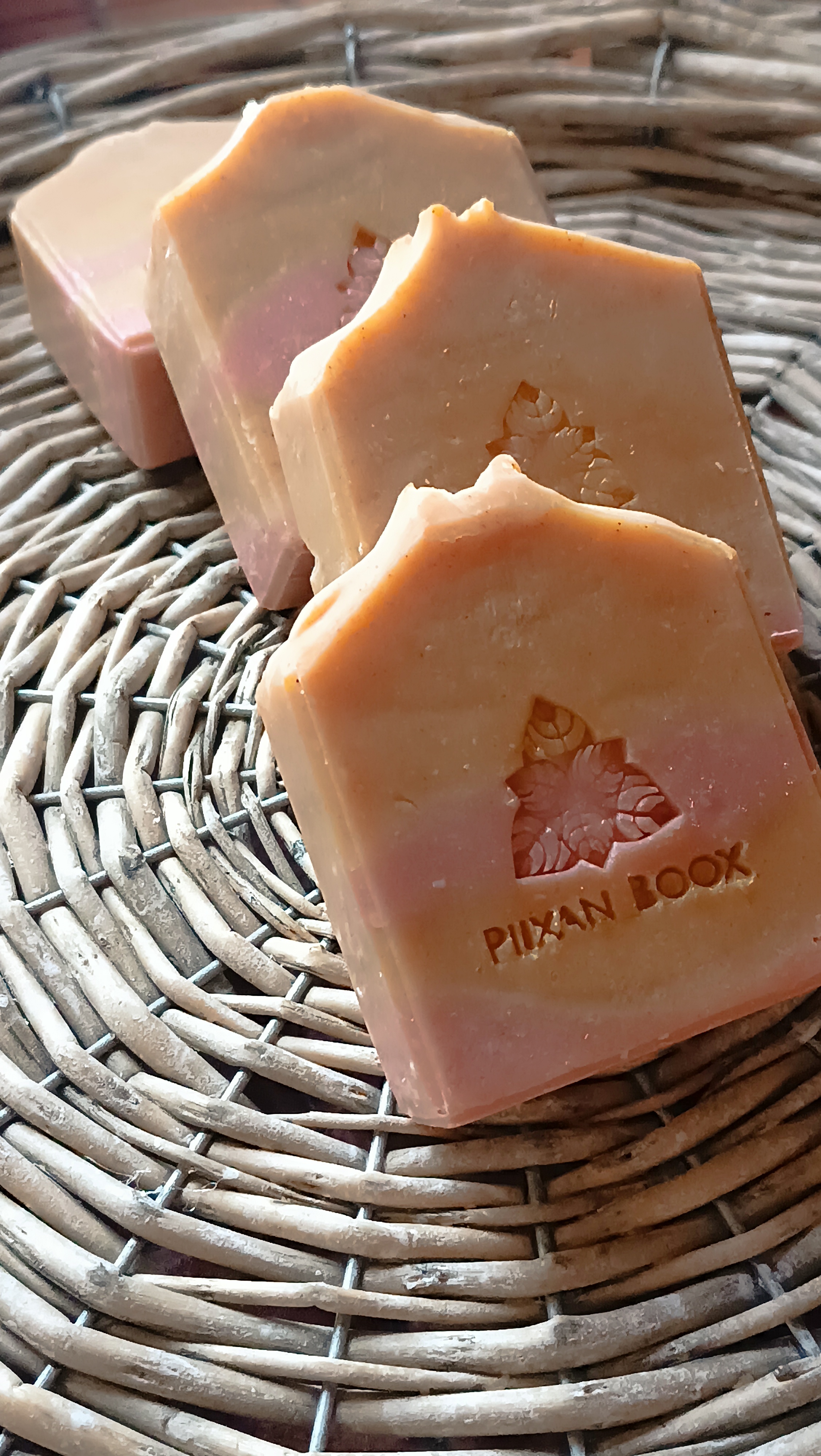 Jabón artesanal de cúrcuma con arcilla roja y menta