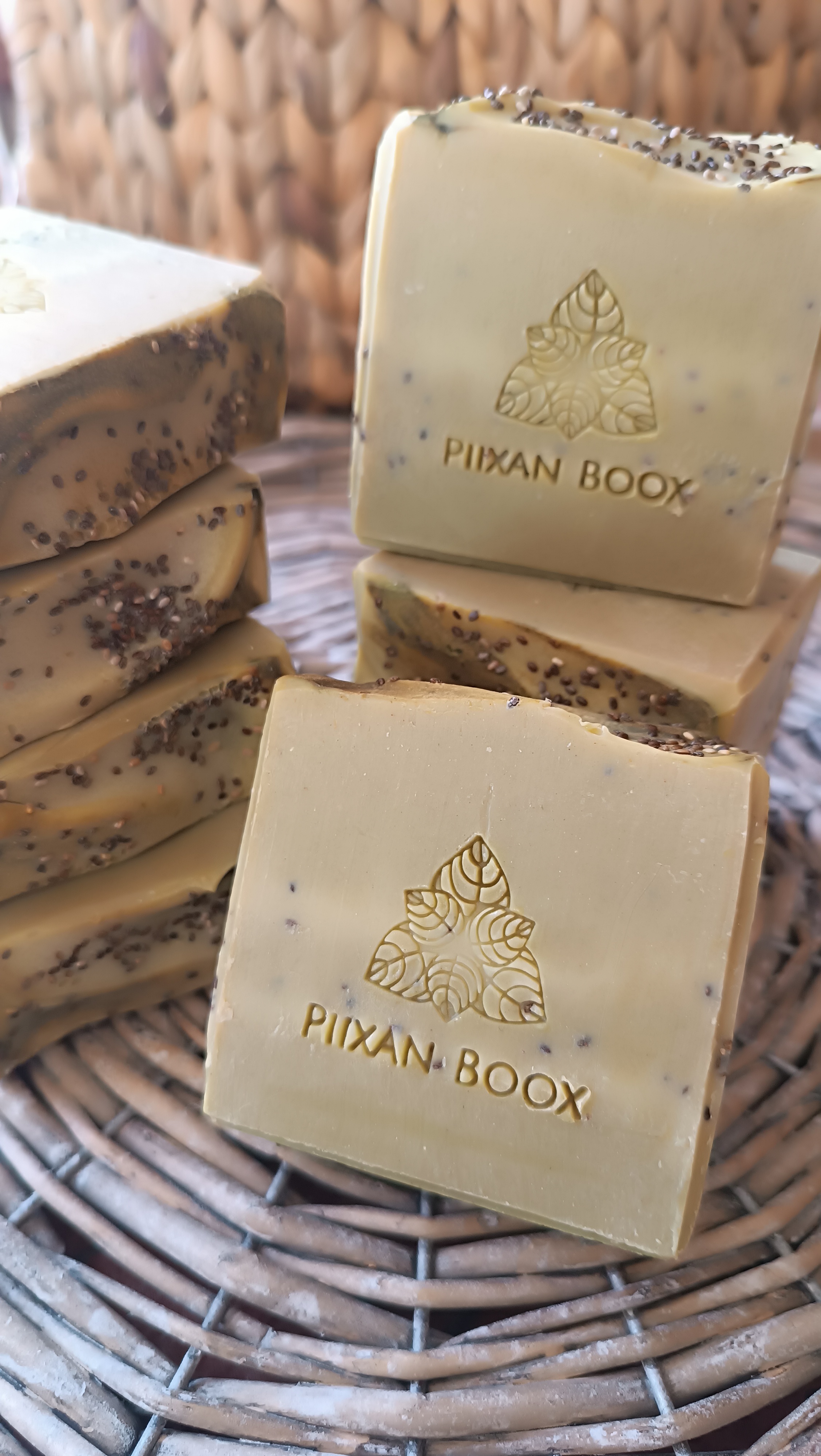 Jabón artesanal de moringa, chía con lemongrass y eucalipto