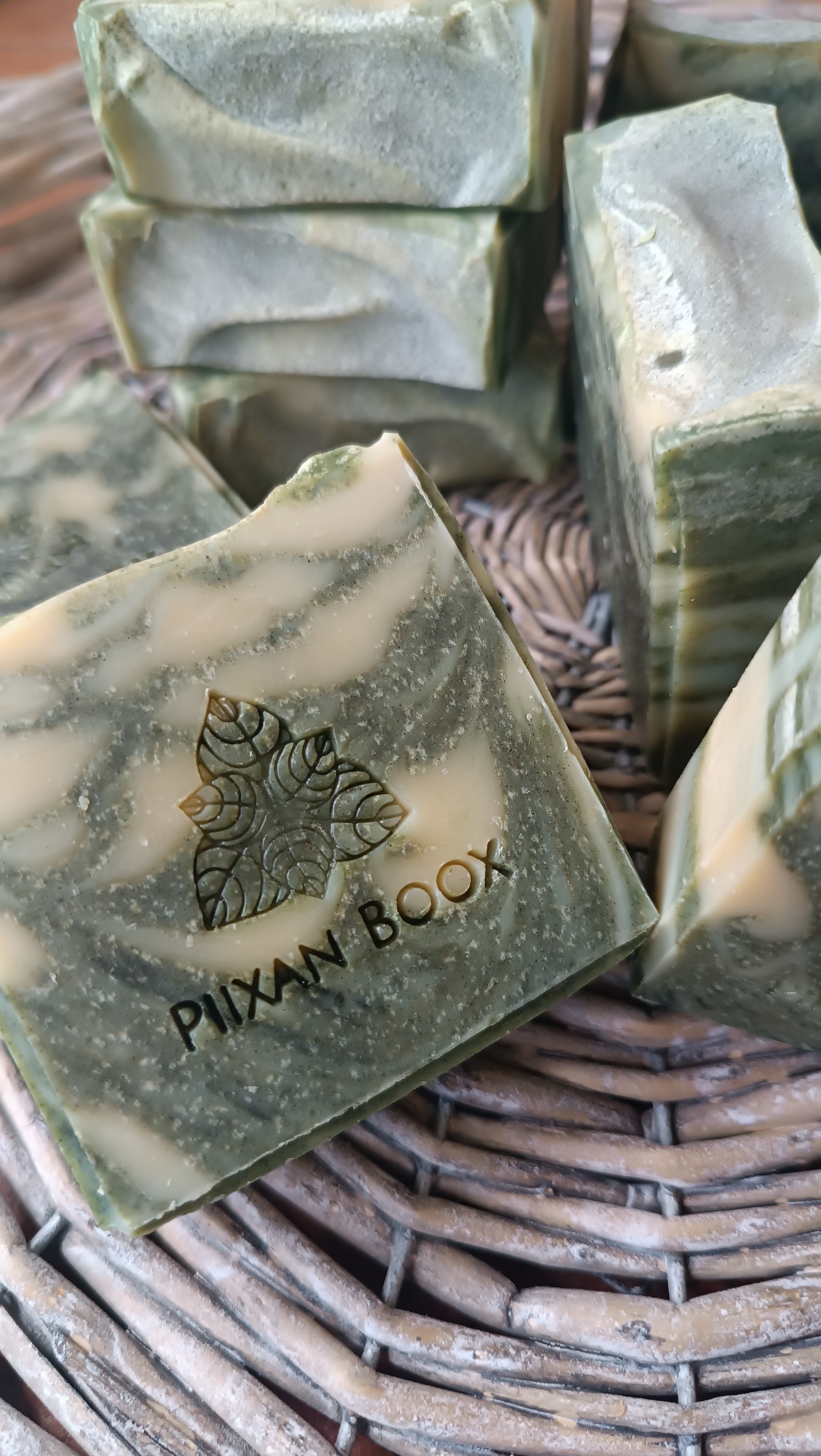 Jabón artesanal de espirulina y arcilla verde con lemongrass 